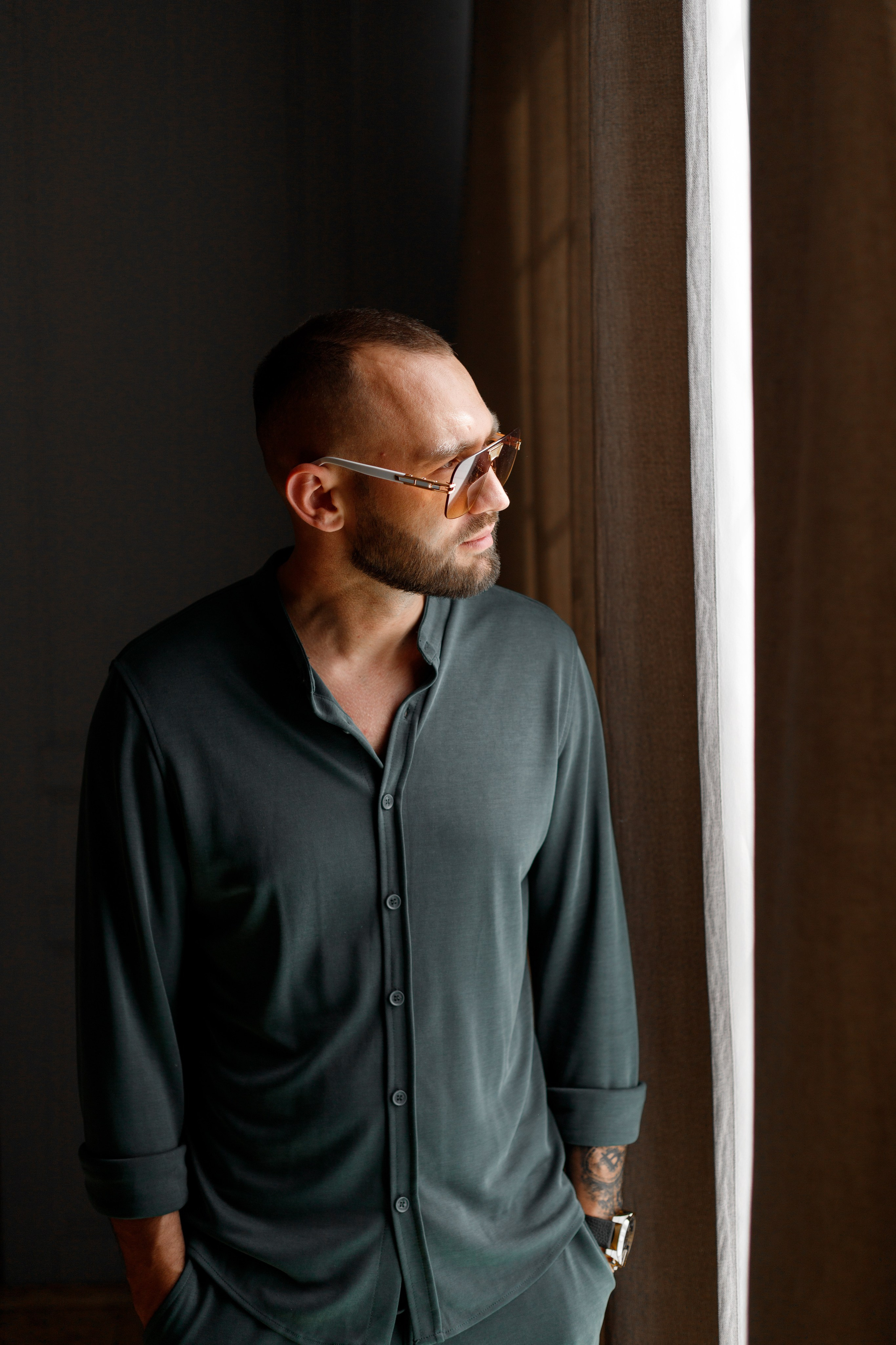 Мужская фотосессия в Новосибирске: запечатлею силу, харизму и стиль делового мужчины. Фотограф Ольга Баранова