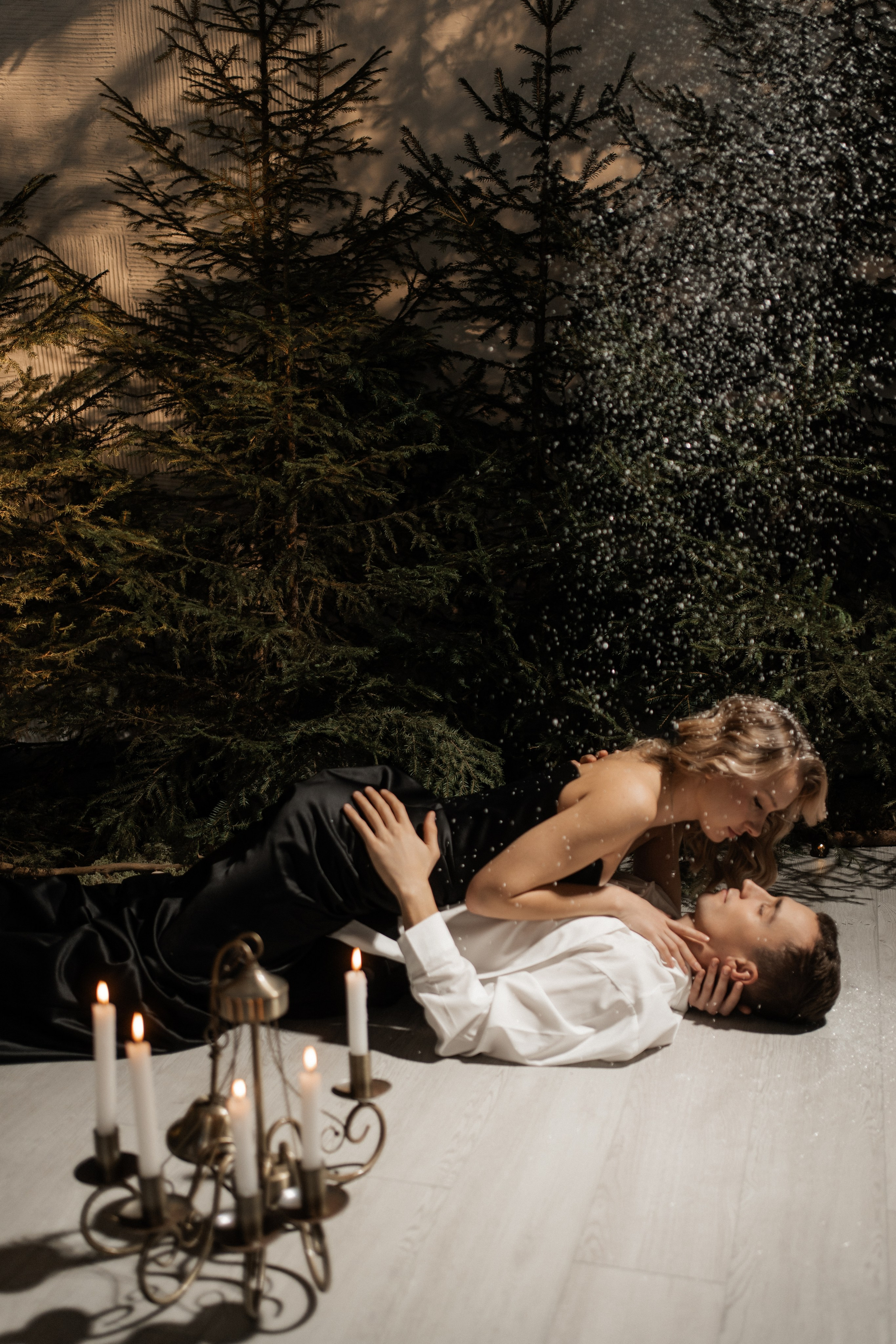 [… under winter firs]. Фотограф в Архангельске