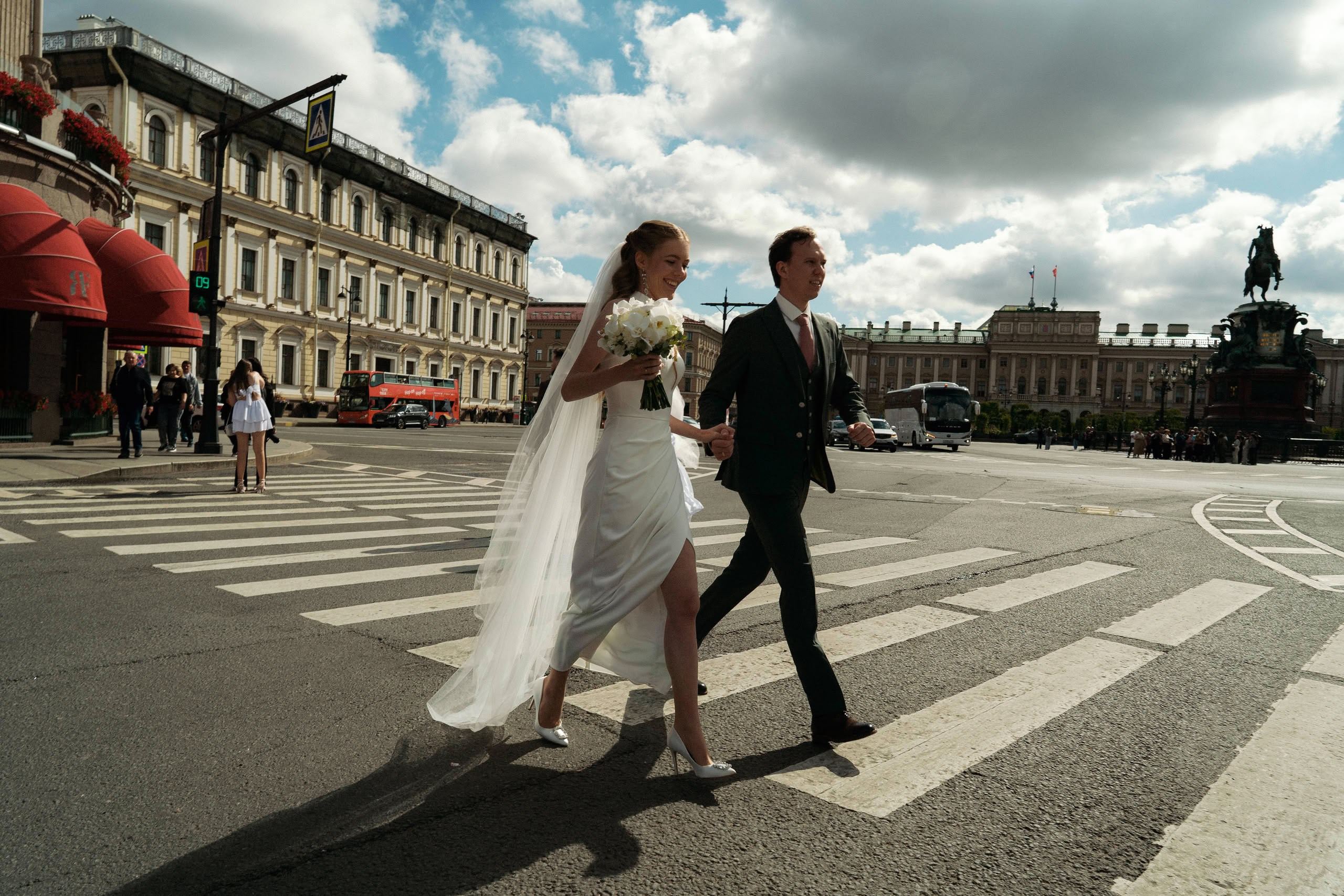 Пара в движении у Исаакия, динамичный городской фон