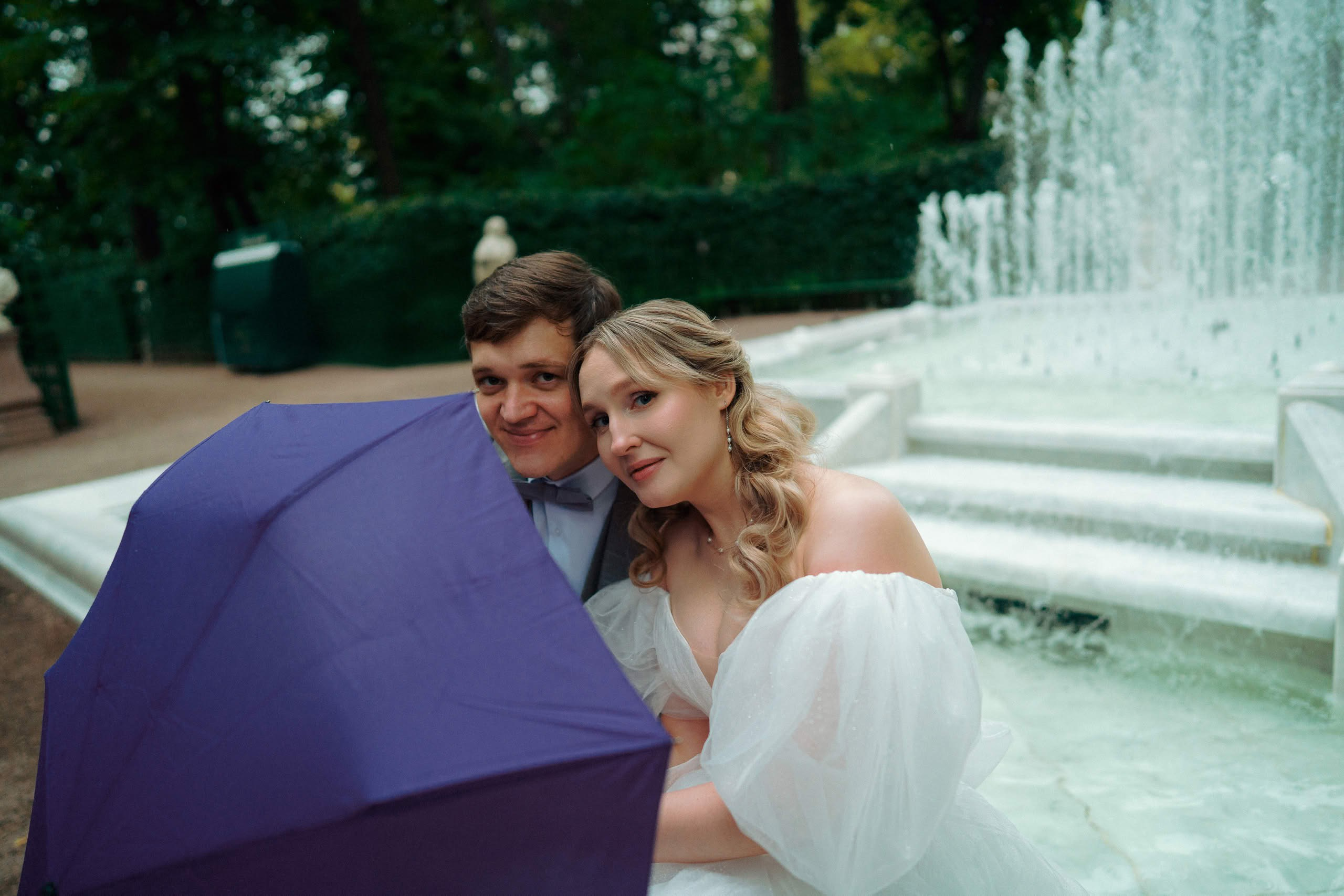 Мария и Алексей под зонтом во время прогулки у фонтана в Летнем саду