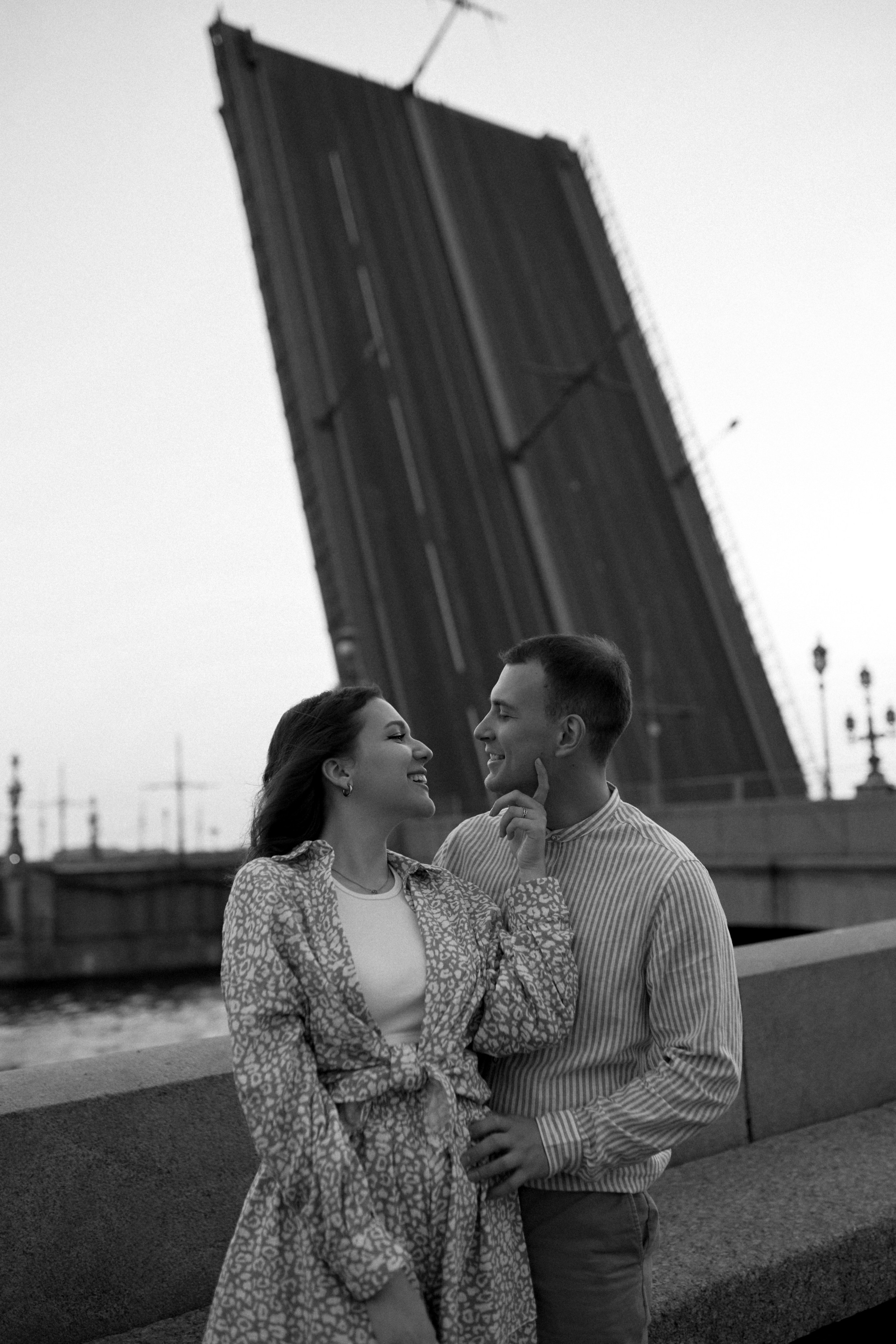 Фотосессия на разводных мостах в Питере. Сестры Карабаза. Фотографы и ретушеры в Москве и Санкт-Петербурге