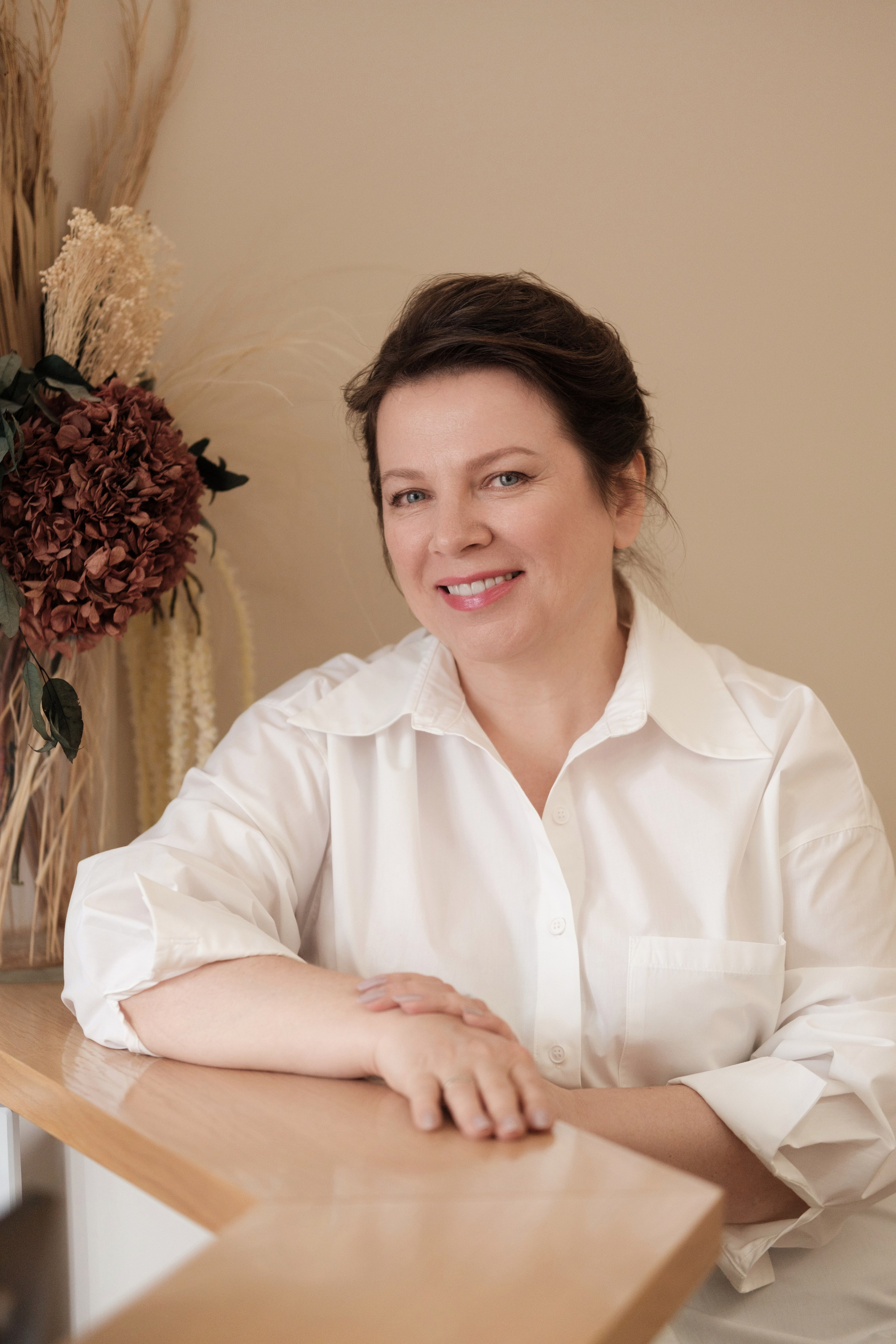 портрет женщины с улыбкой в стоматологии 