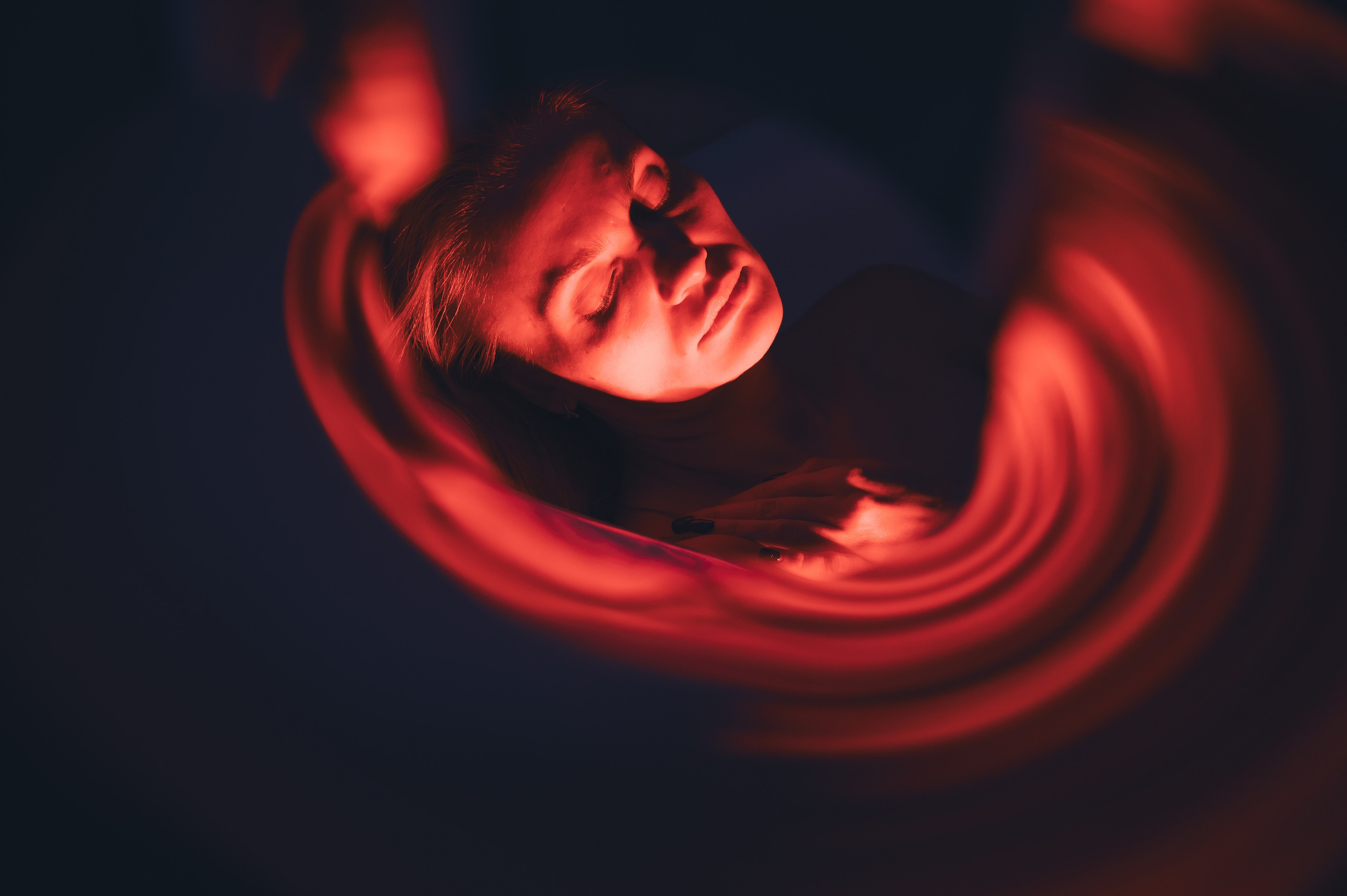 Фото проект "Внутри". Был представлен на выставке в Дортмунде Германия январь 2025 года. Спортивный фотограф в Москве Фадеева Ирина. Соревнования, турниры, чемпионаты по танцам. отчетные концерты, съемка под водой