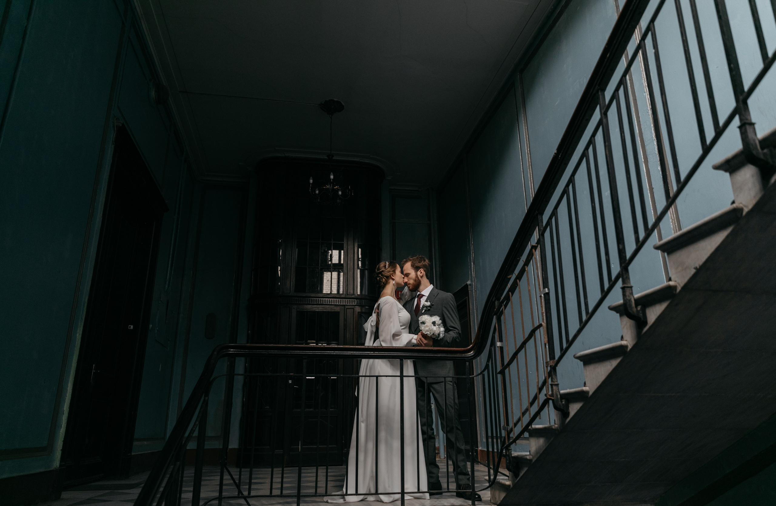 Любовь — противовес этому ужасу, любовь — акт единения и сохранения. Свадебный фотограф в Санкт-Петербурге