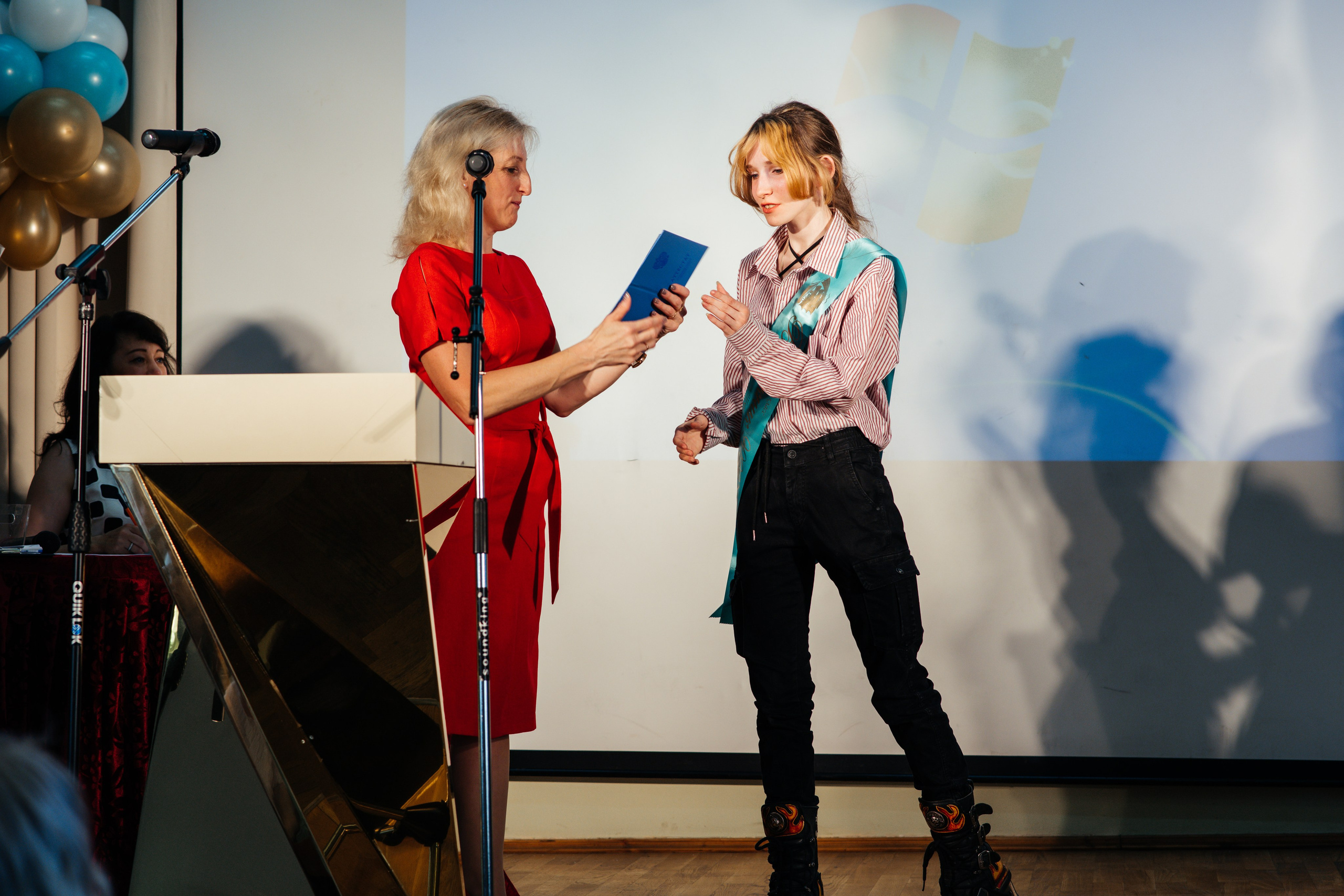 Вручение аттестатов. Выпускные альбомы в Подольске Москве и МО