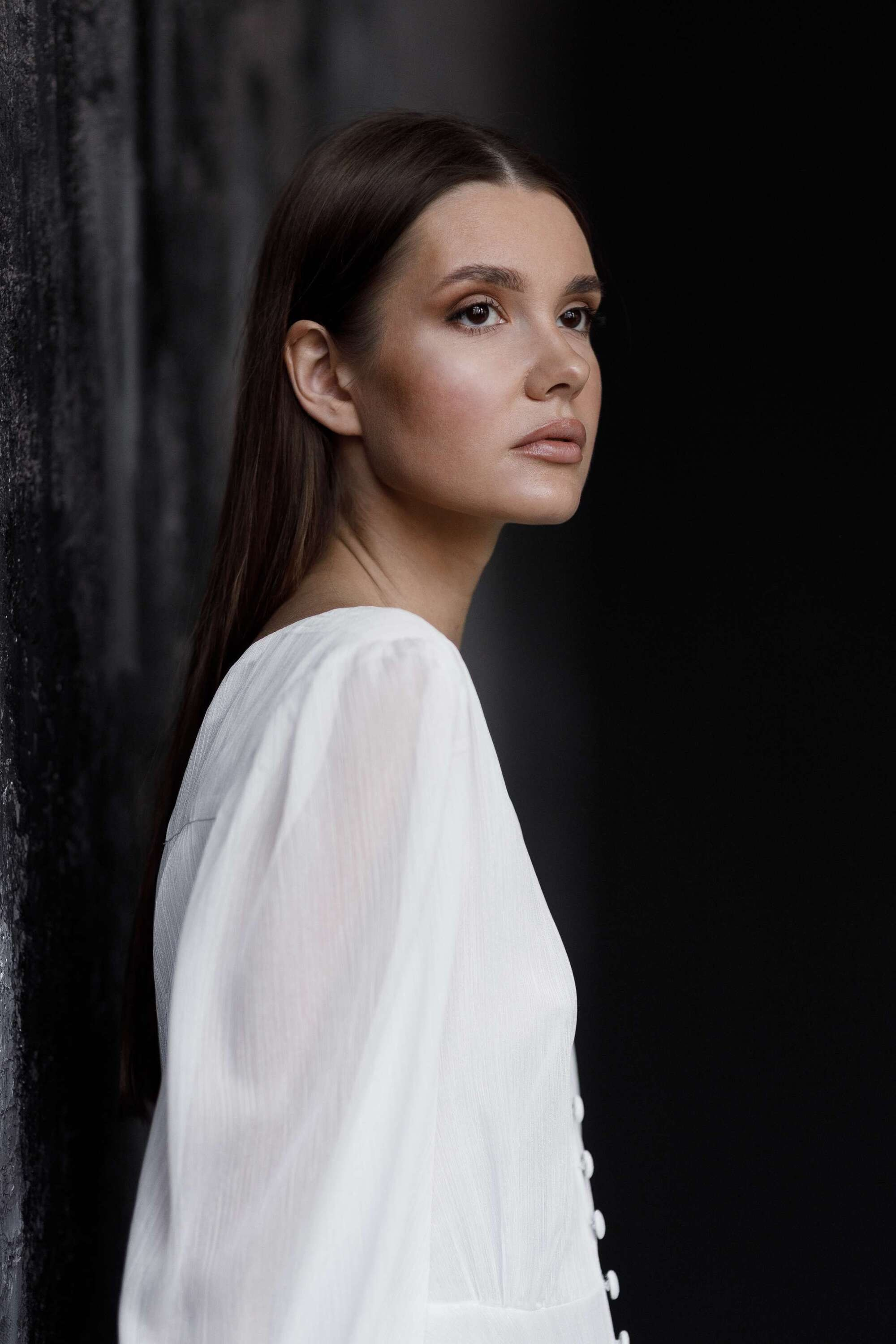 Невеста в темных тонах с черным букетом