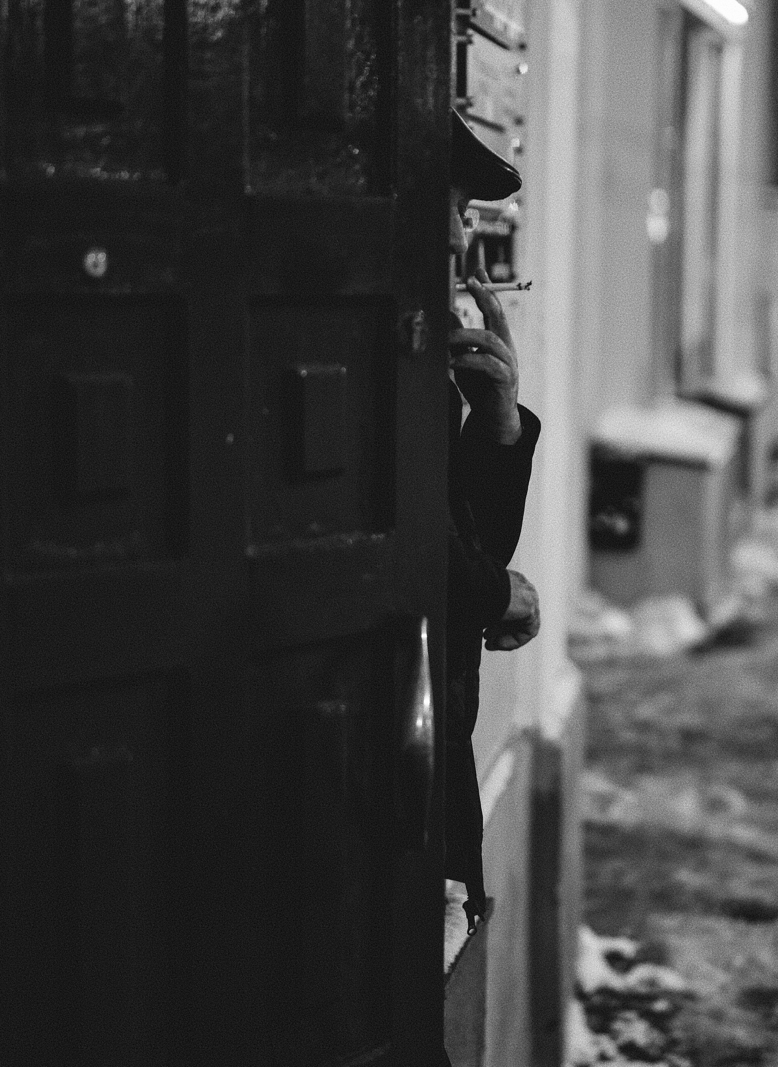 мужчина высовывается из двери