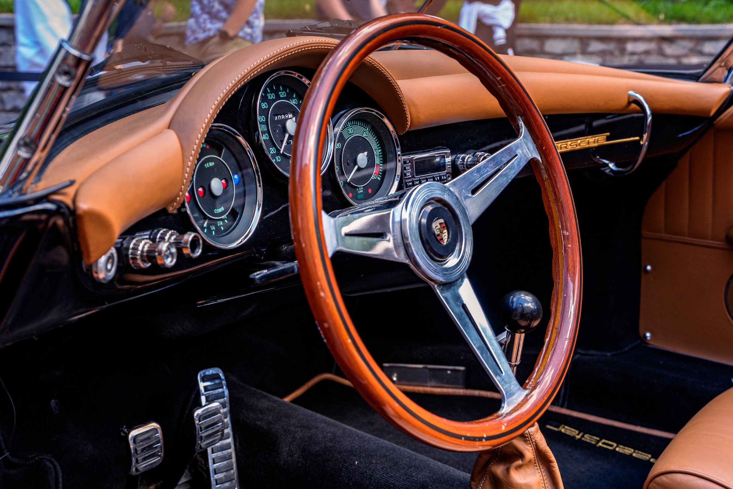Фотосъёмка салона ретро Porsche Speedster: кожаная отделка, деревянный руль, приборная панель и механическая коробка передач.