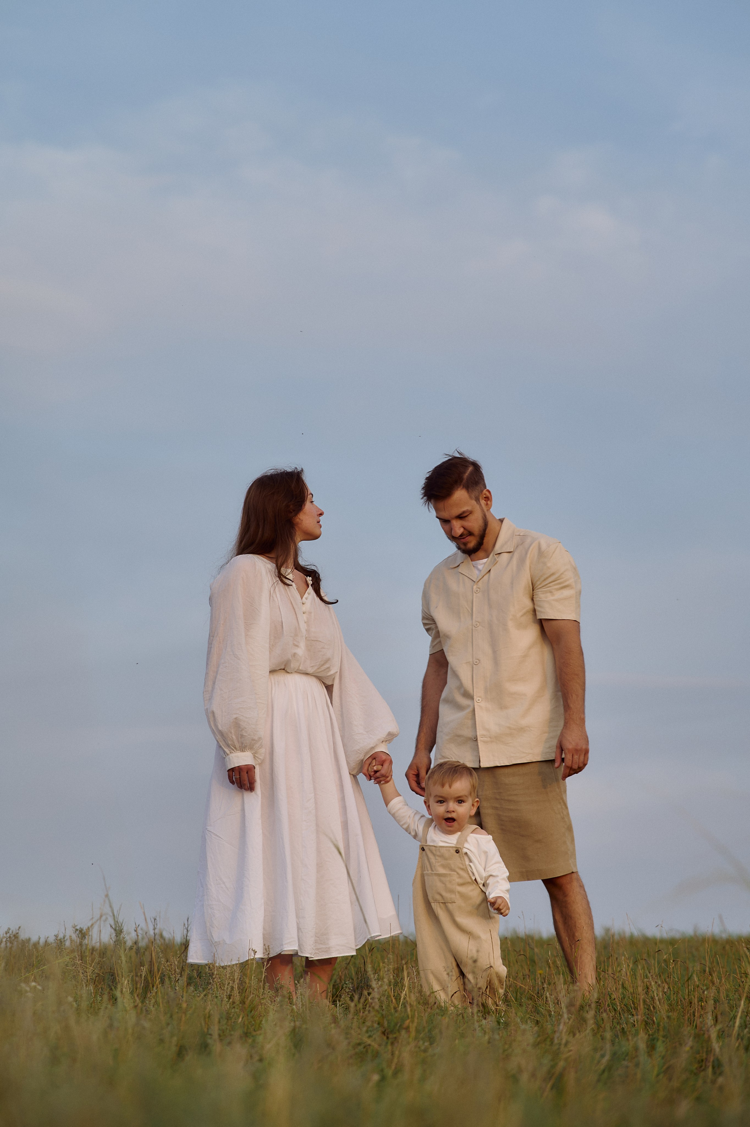 Шамиль, Аня и Марс в поле с барашками. Семейный и свадебный lifestyle-фотограф в Москве Мария Петрова