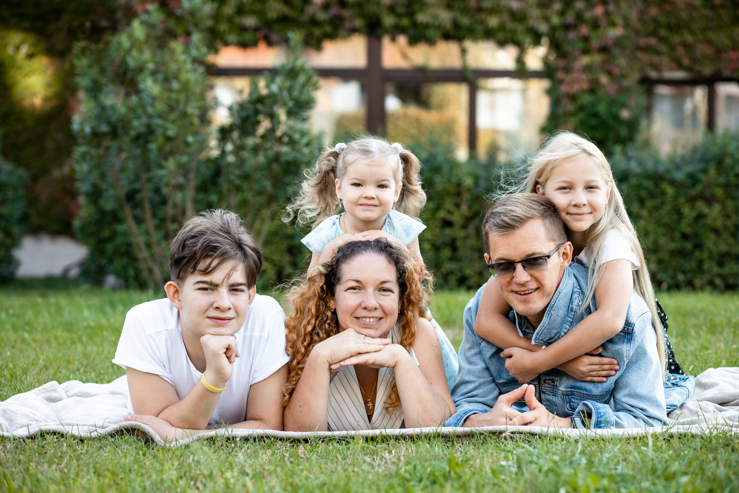 Федор, Алена, Родион, Арина и Тая и песик корги. Фотограф в Сочи. Свадебная видеосъемка Сочи