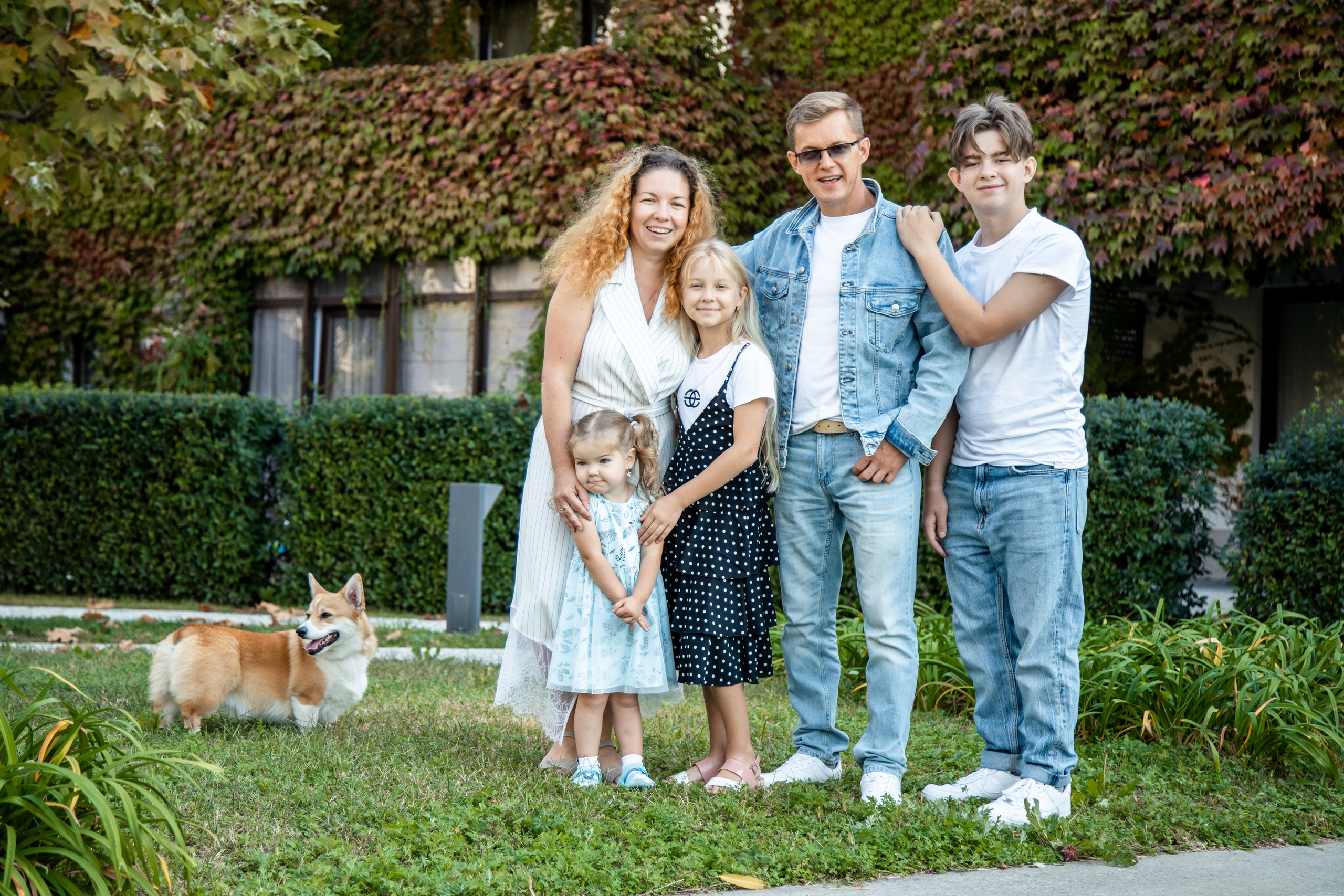 Федор, Алена, Родион, Арина и Тая и песик корги. Фотограф в Сочи. Свадебная видеосъемка Сочи