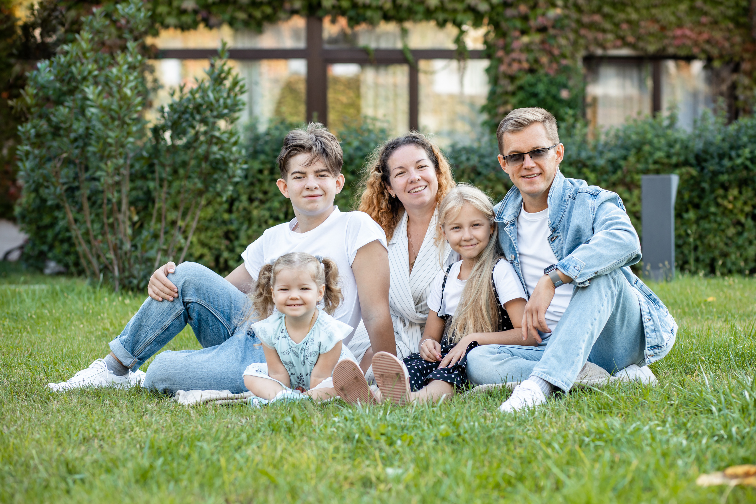 Федор, Алена, Родион, Арина и Тая и песик корги. Фотограф в Сочи. Свадебная видеосъемка Сочи