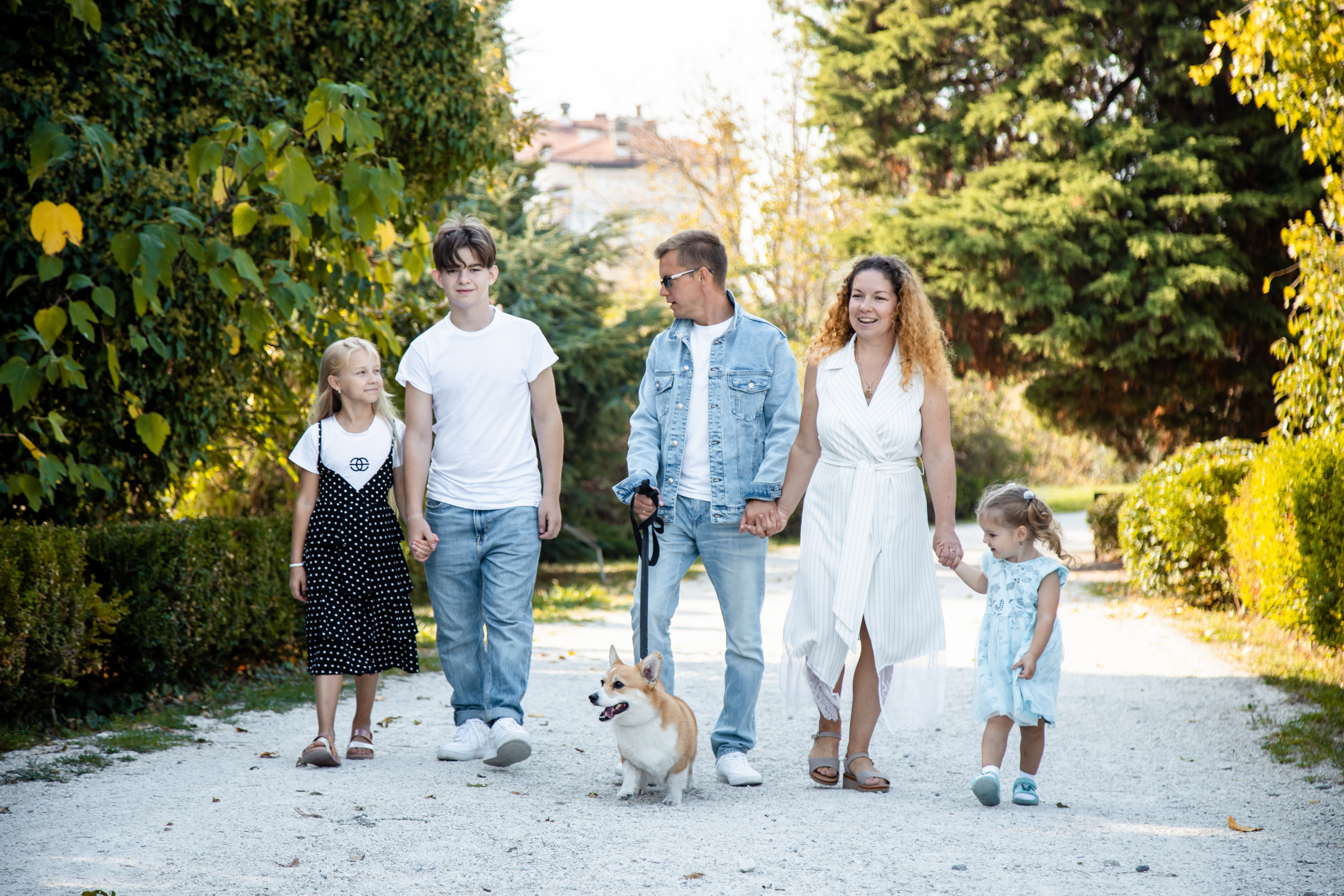 Федор, Алена, Родион, Арина и Тая и песик корги. Фотограф в Сочи. Свадебная видеосъемка Сочи