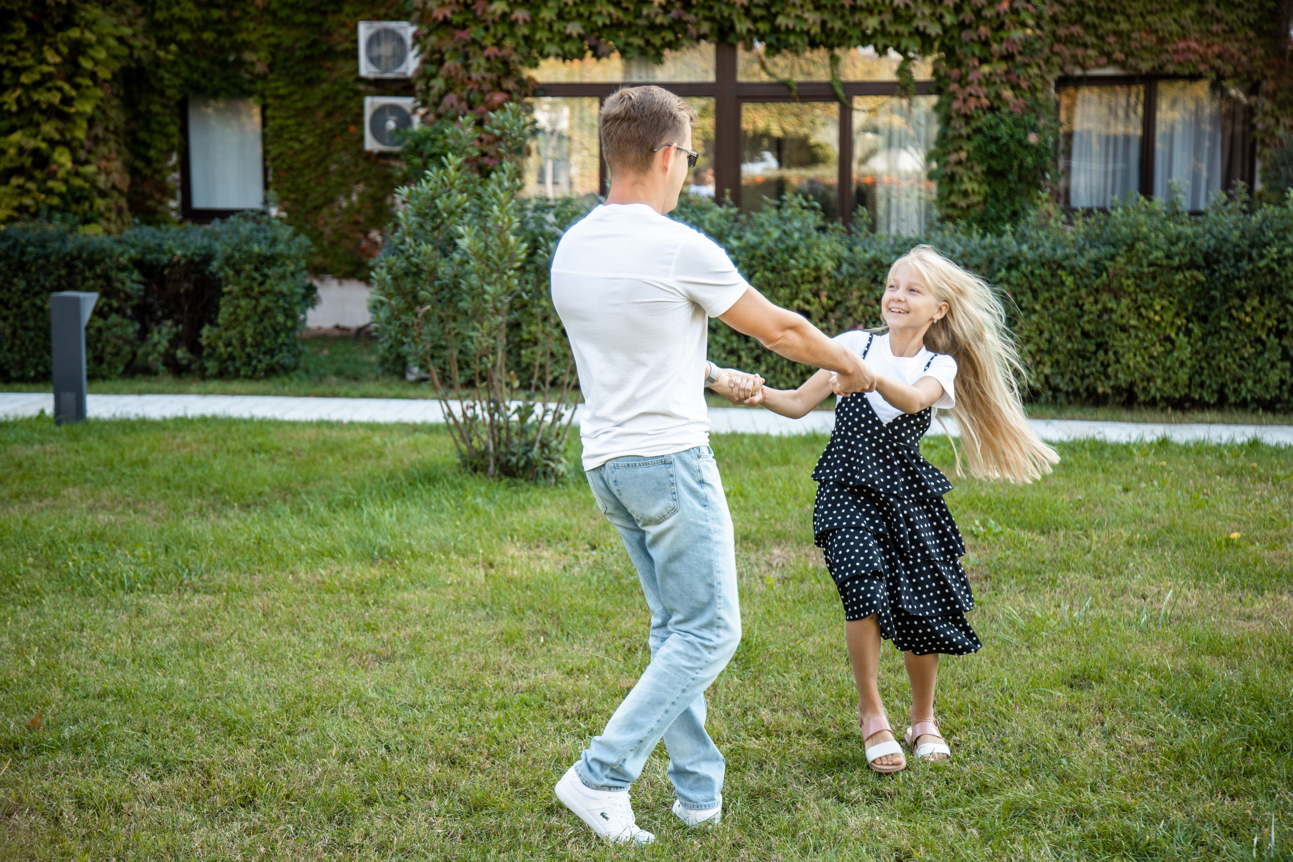 Федор, Алена, Родион, Арина и Тая и песик корги. Фотограф в Сочи. Свадебная видеосъемка Сочи