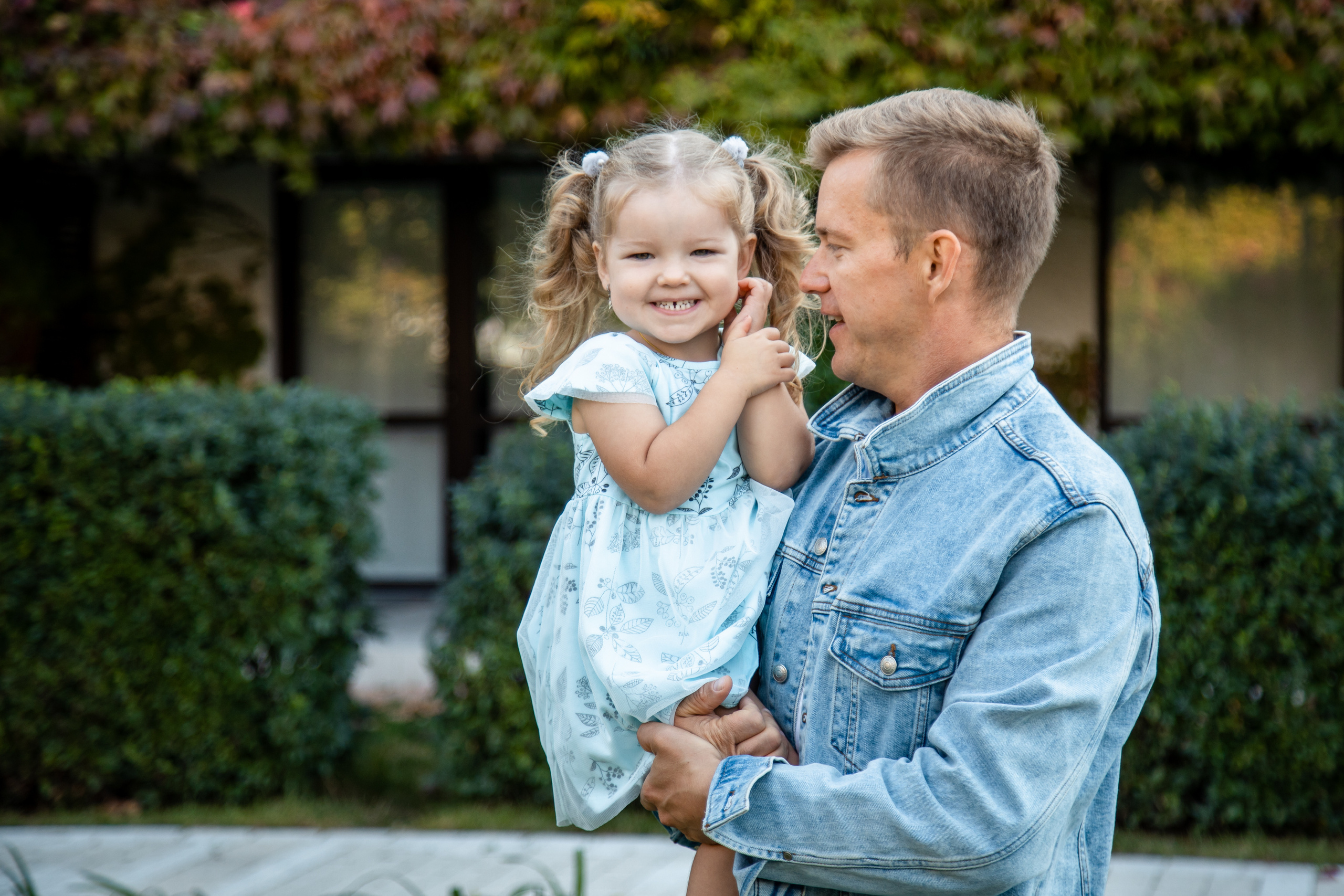 Федор, Алена, Родион, Арина и Тая и песик корги. Фотограф в Сочи. Свадебная видеосъемка Сочи