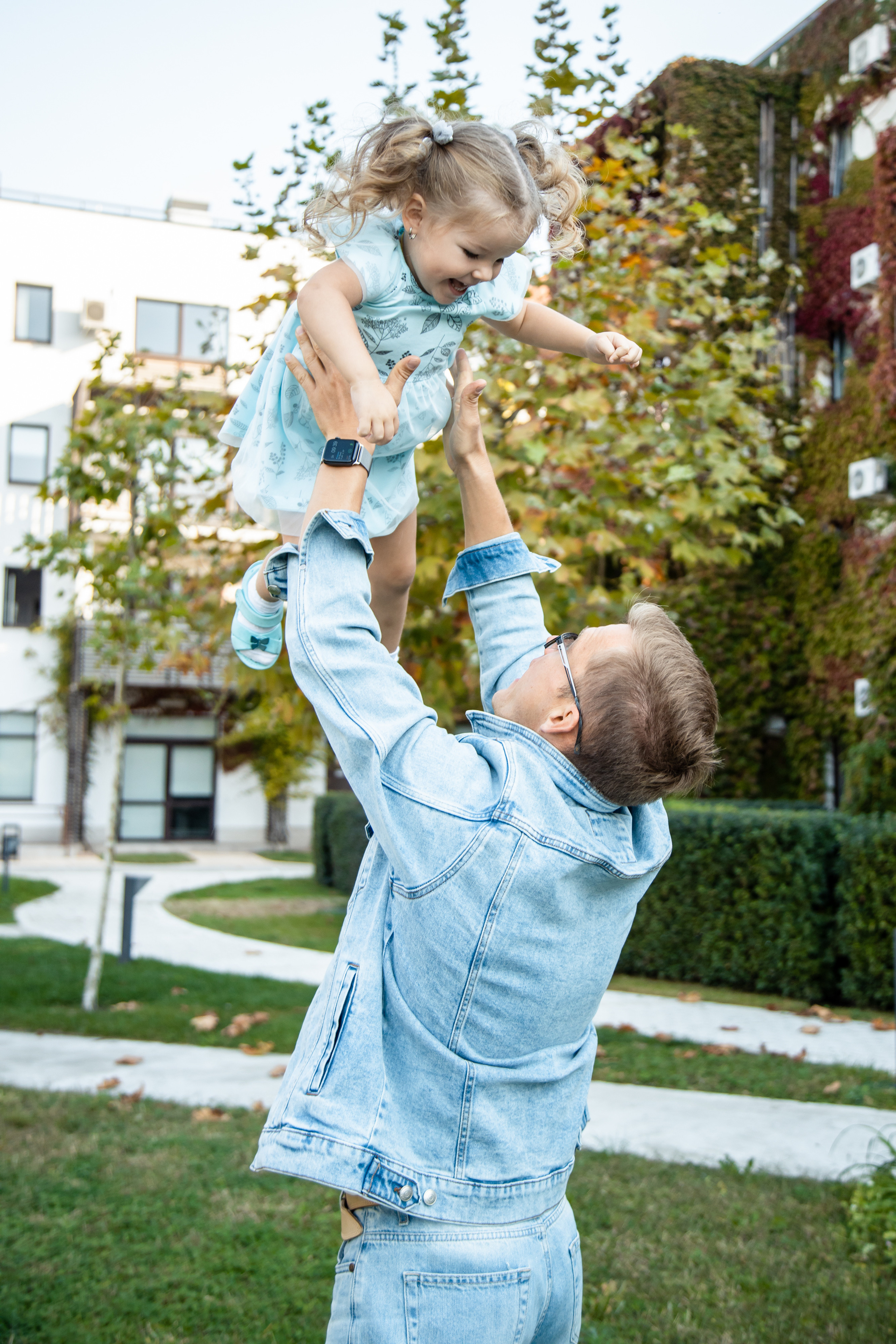 Федор, Алена, Родион, Арина и Тая и песик корги. Фотограф в Сочи. Свадебная видеосъемка Сочи