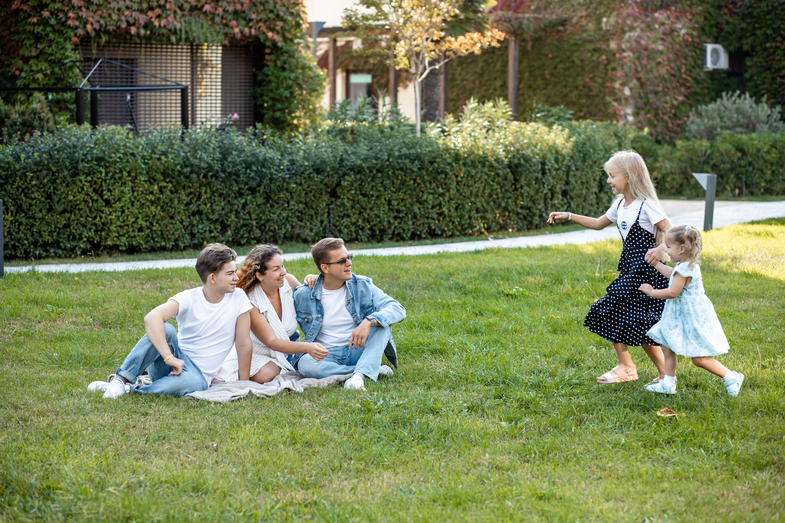 Федор, Алена, Родион, Арина и Тая и песик корги. Фотограф в Сочи. Свадебная видеосъемка Сочи