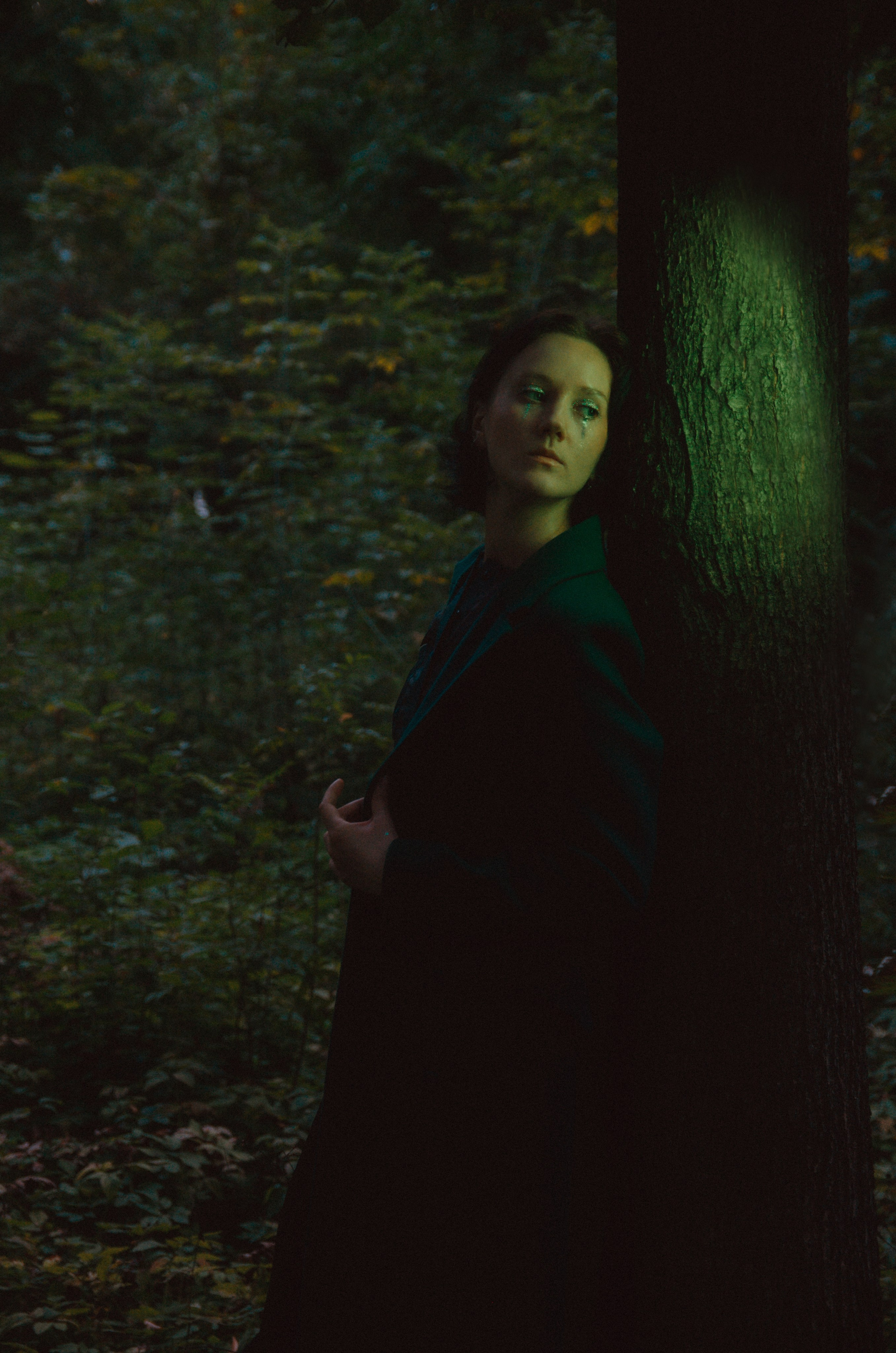 Настя в летней сумеречной съёмке: цветные акценты RGB и кинематографичная гамма.