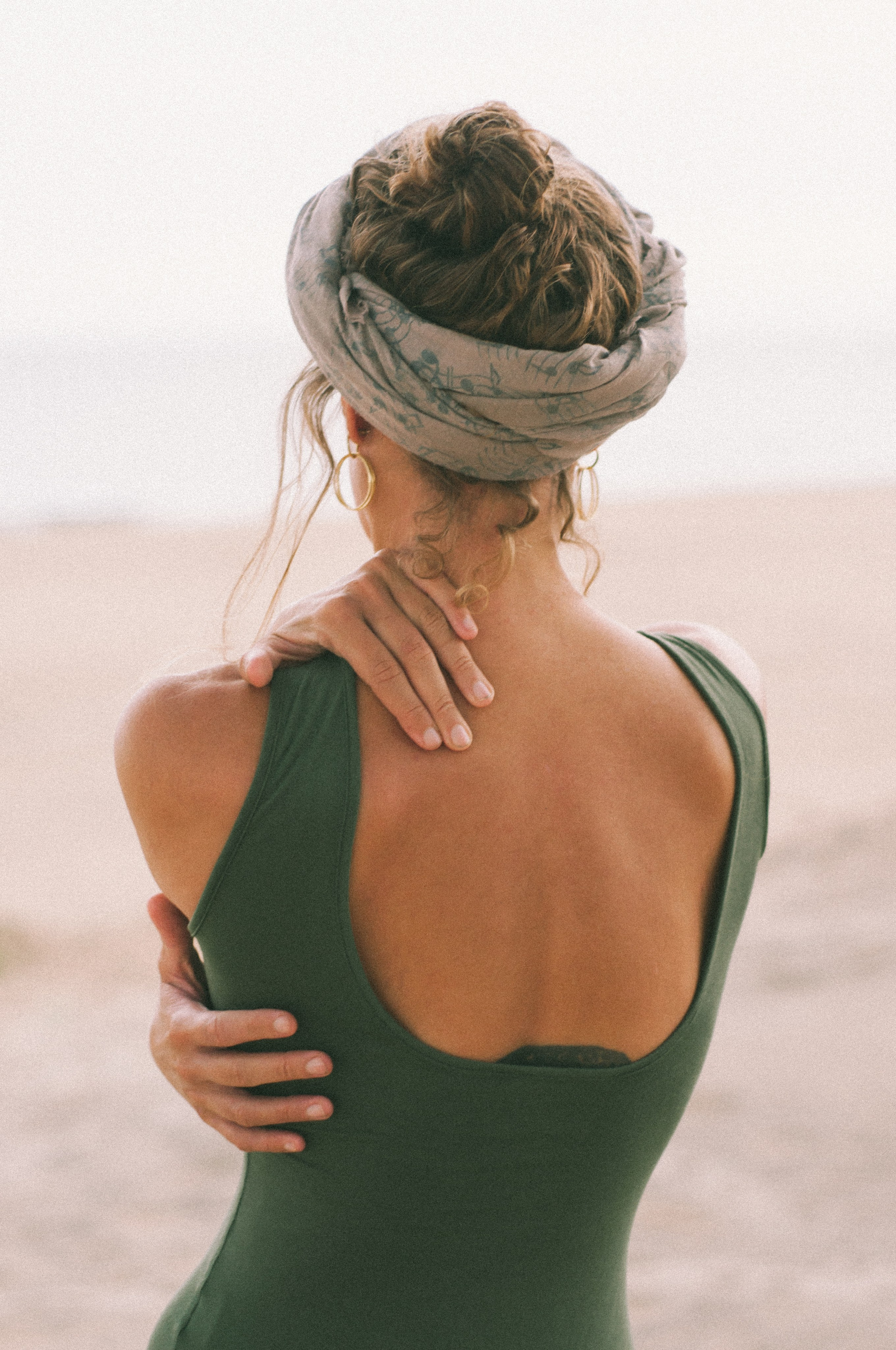 Портретная съемка в стиле 35 мм — Девушка в зеленом купальнике на пляже Поттувиль | Вера Казанцева. Фотограф на Шри-Ланке