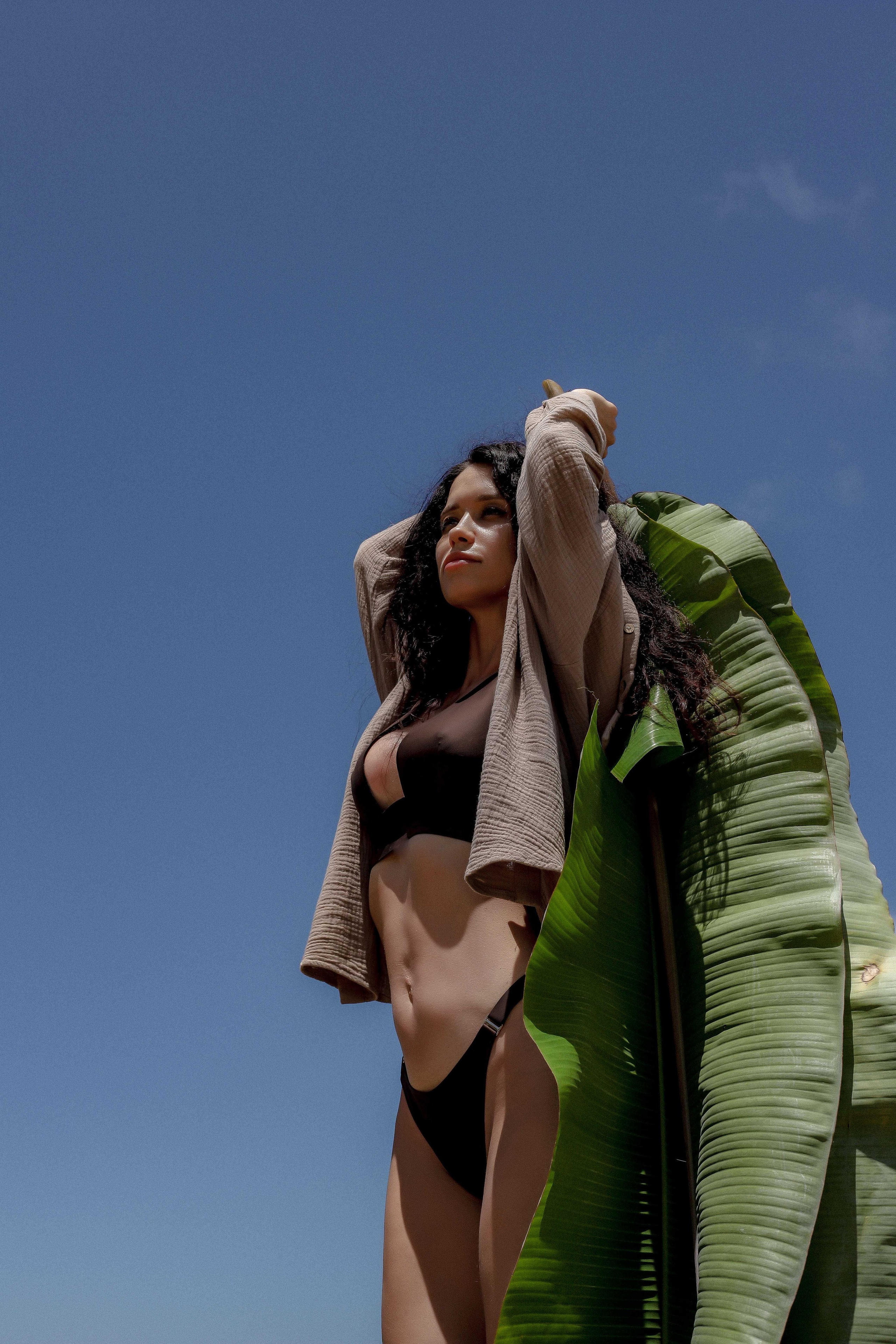 Девушка на пляже Ахунгала — Фотосессия с банановым листом и в натуральном бассейне | Шри-Ланка. Фотограф на Шри-Ланке