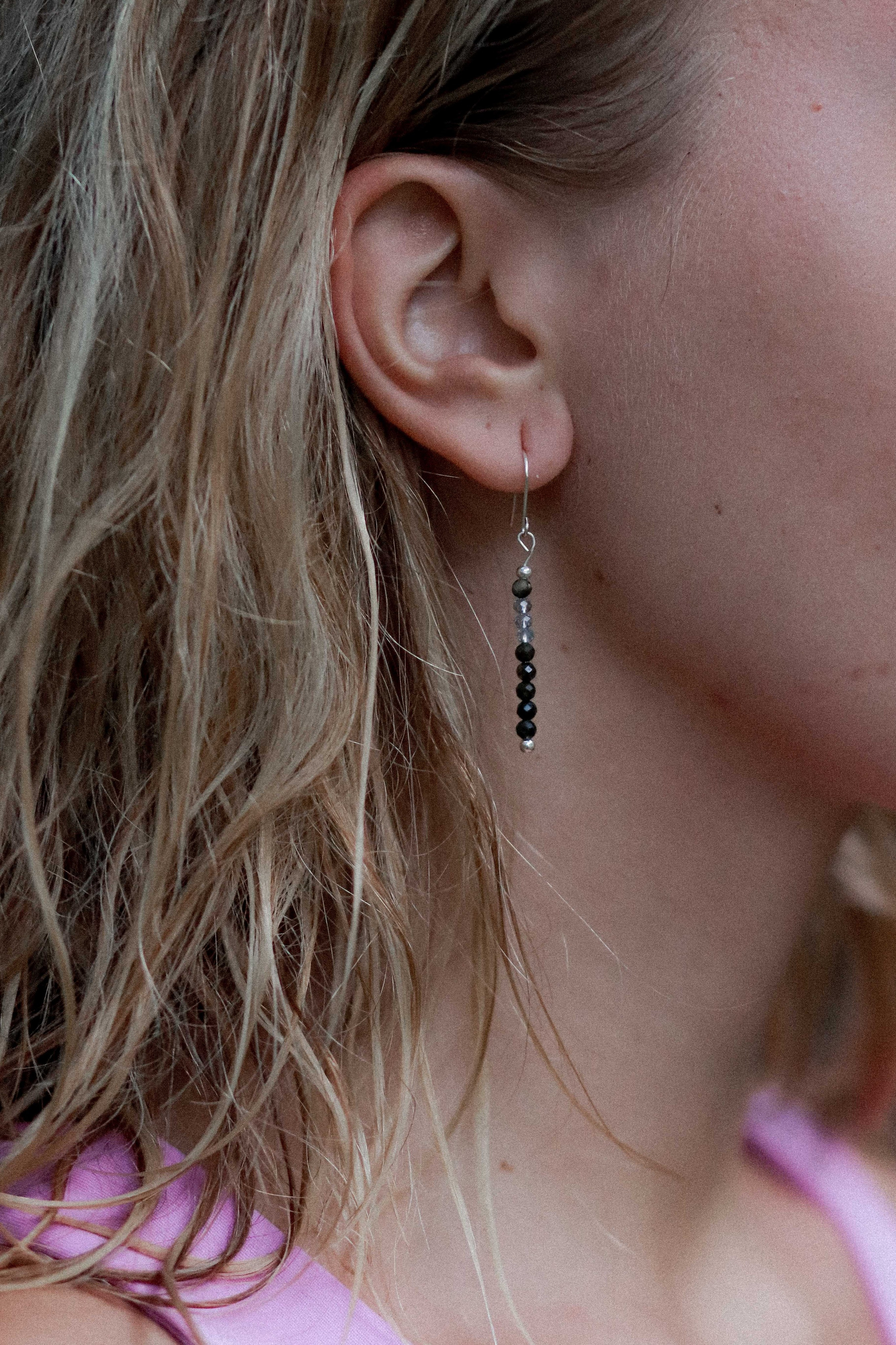 Коллекция украшения из натуральных камней. Фотограф на Шри-Ланке