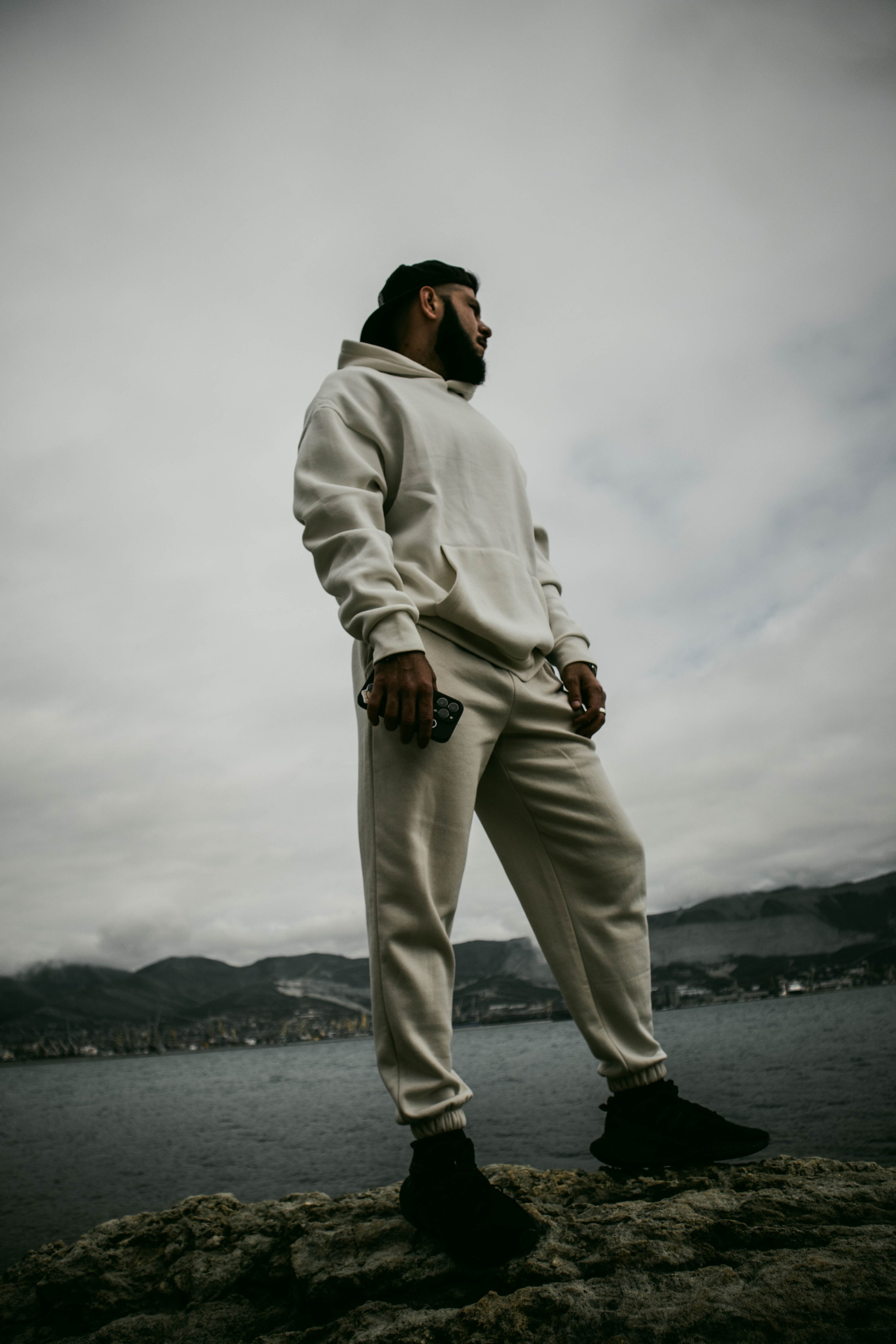 О. Уличный фотограф Города N