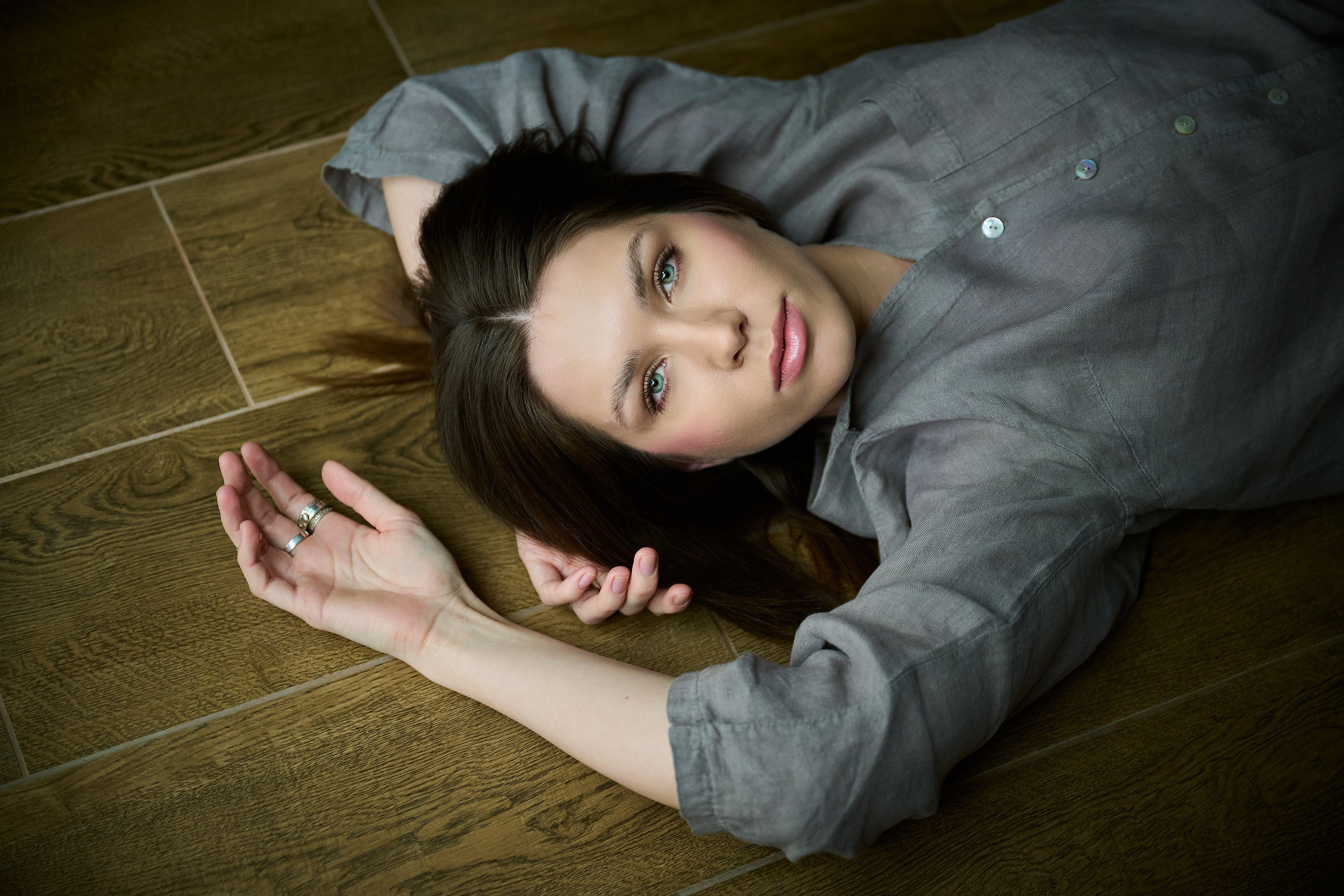 Тихая женская фотография — съёмка без ролей и позирования, где важнее состояние, чем образ