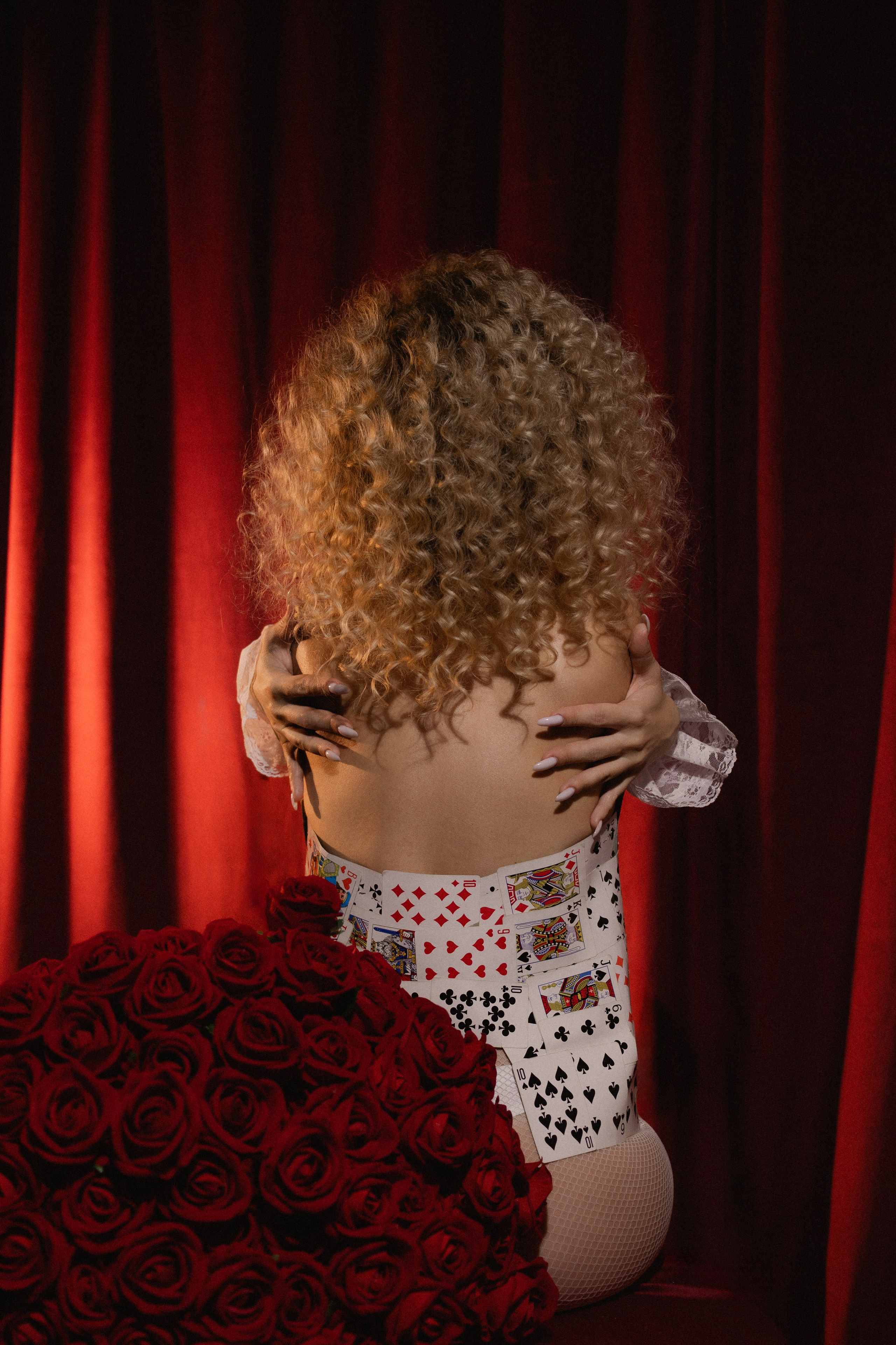 Красная королева из алисы в стране чудес карты красные розы. Фотограф Евпатория Крым