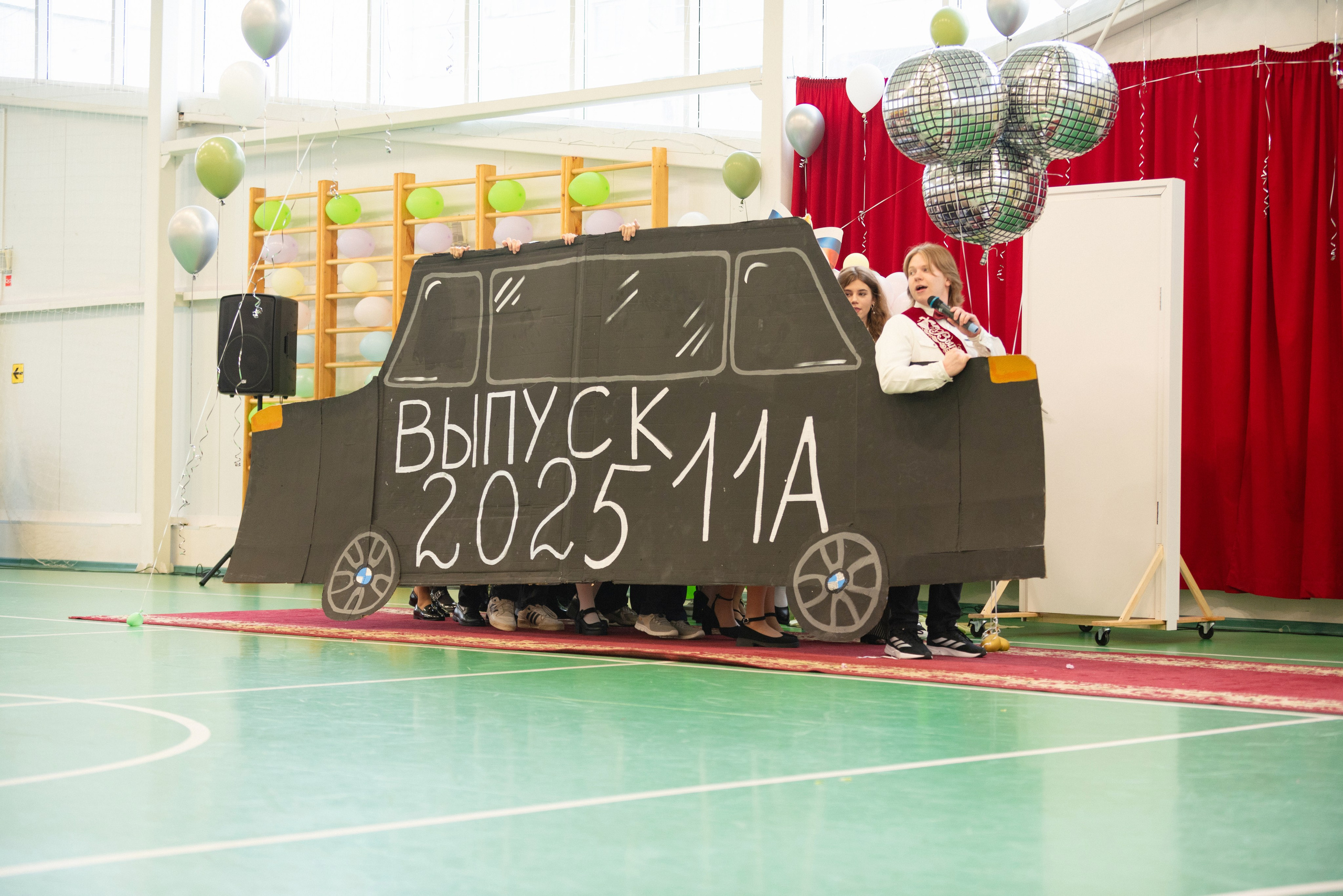 Съёмка выпускного в школе для 11 класса в Сургуте от профессионального школьного фотографа