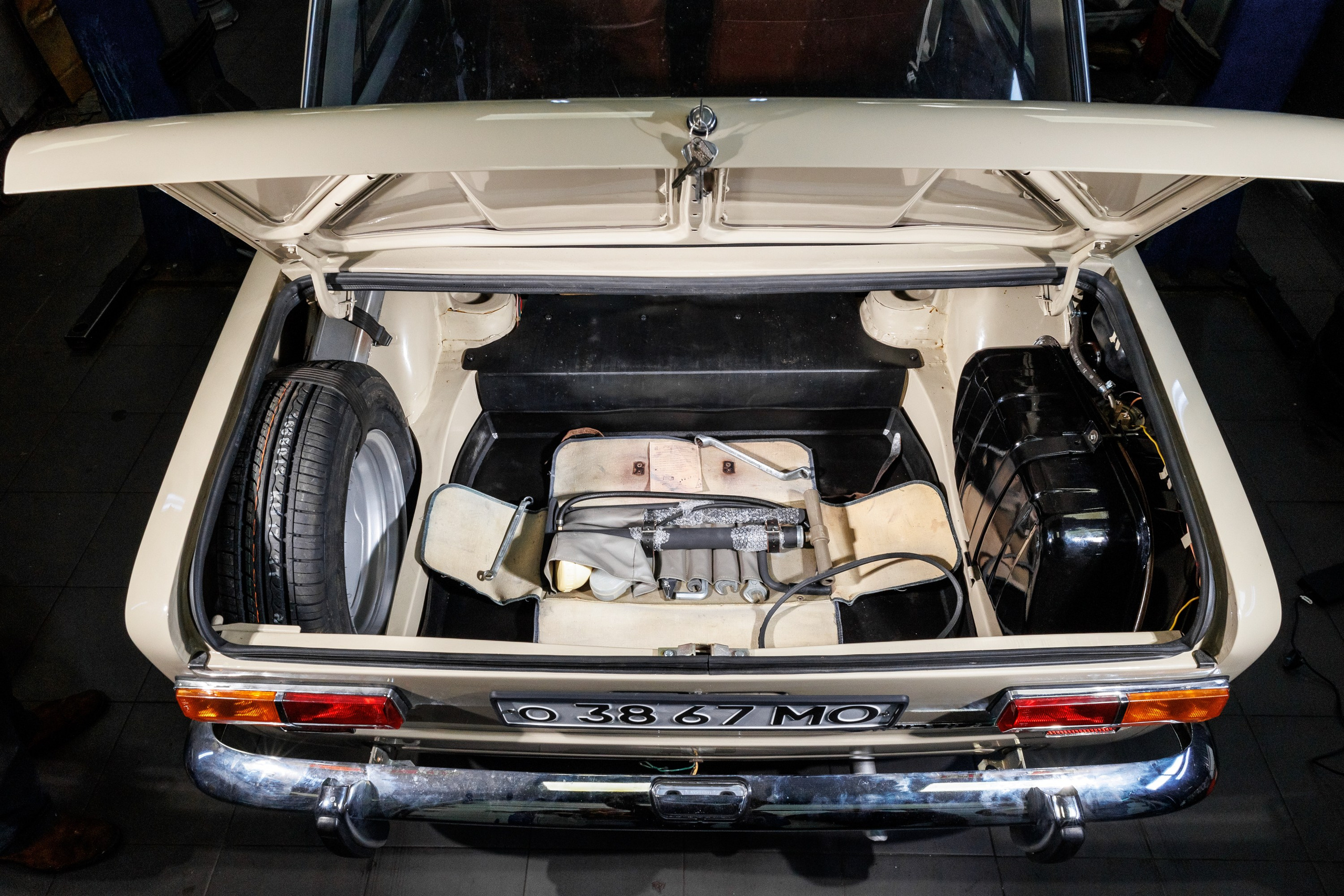 Автомобильная фотосъемка ВАЗ 2101 после реставрации в Бюро "Наследие"