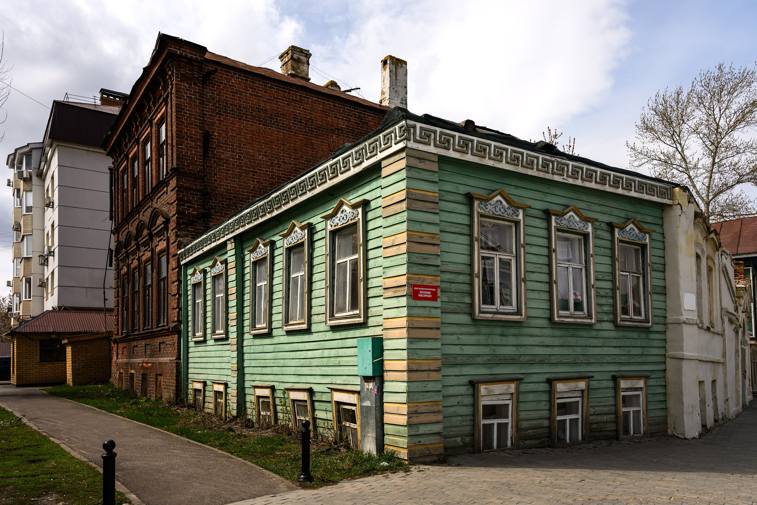 Портретная фотосессия в Казани с видом на историческую архитектуру