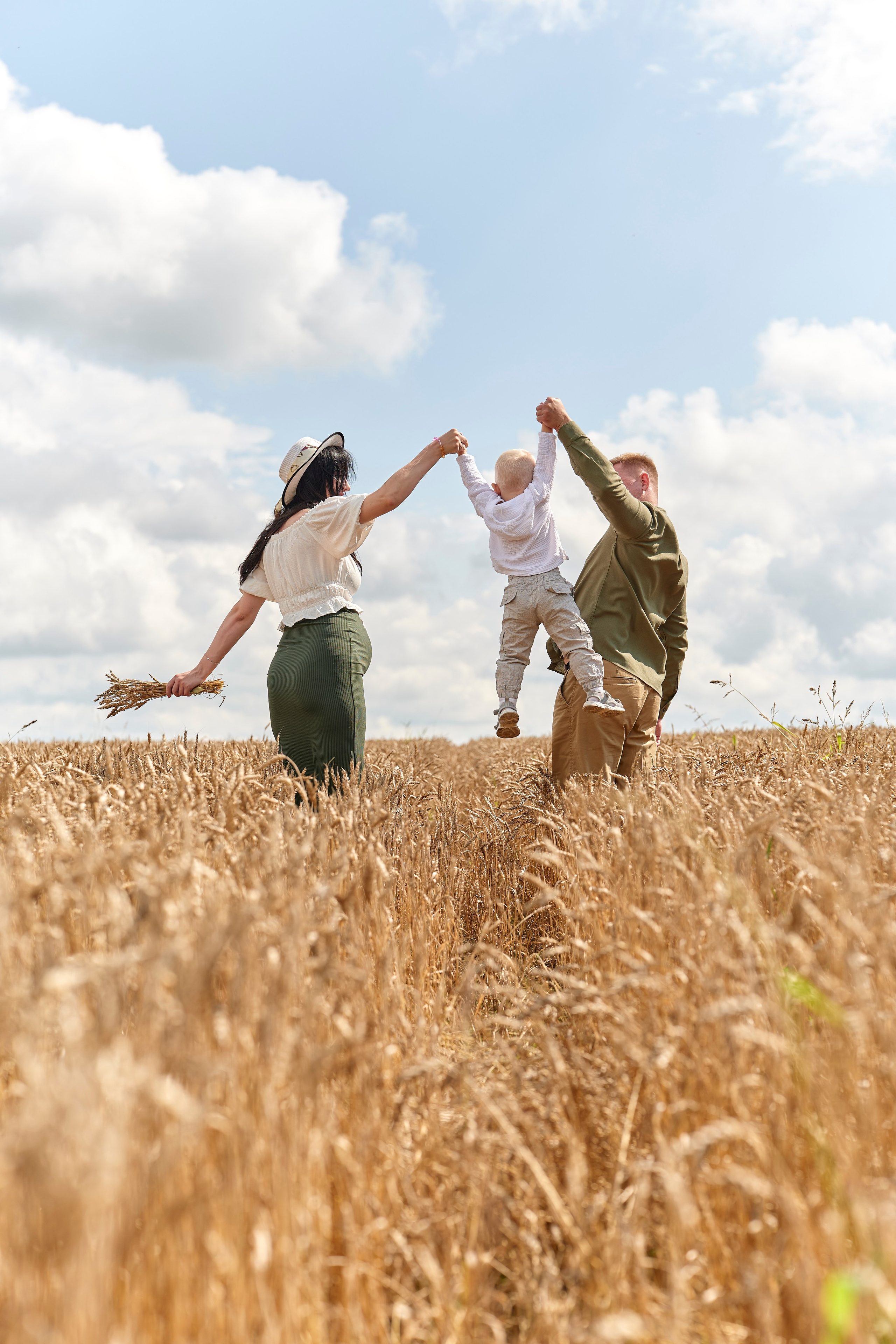 Лучший семейный Фотограф в Химках. семейная Фотосессия в поле с ребенком.
