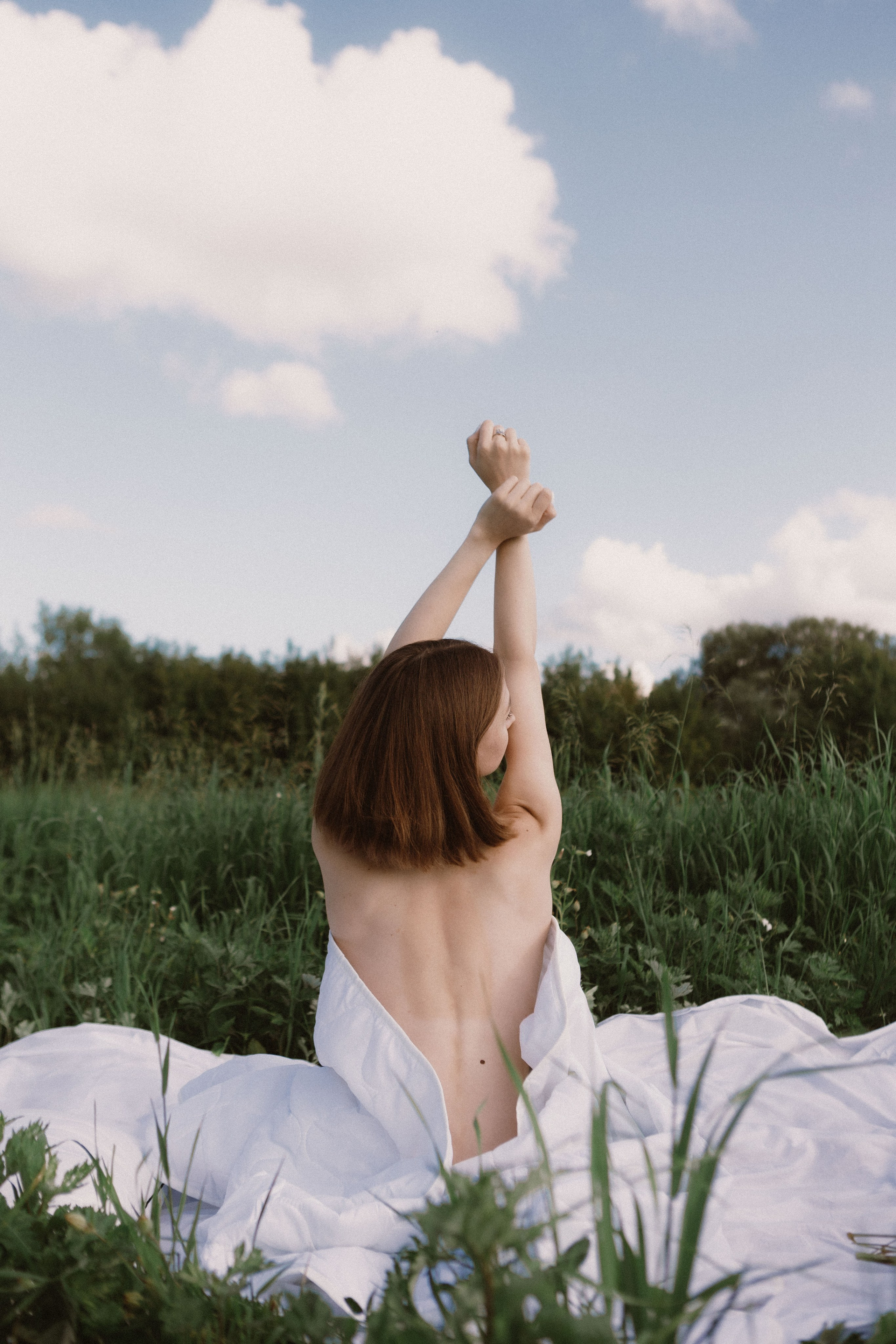 Летняя фотосессия в поле. Девушка в поле в кровати