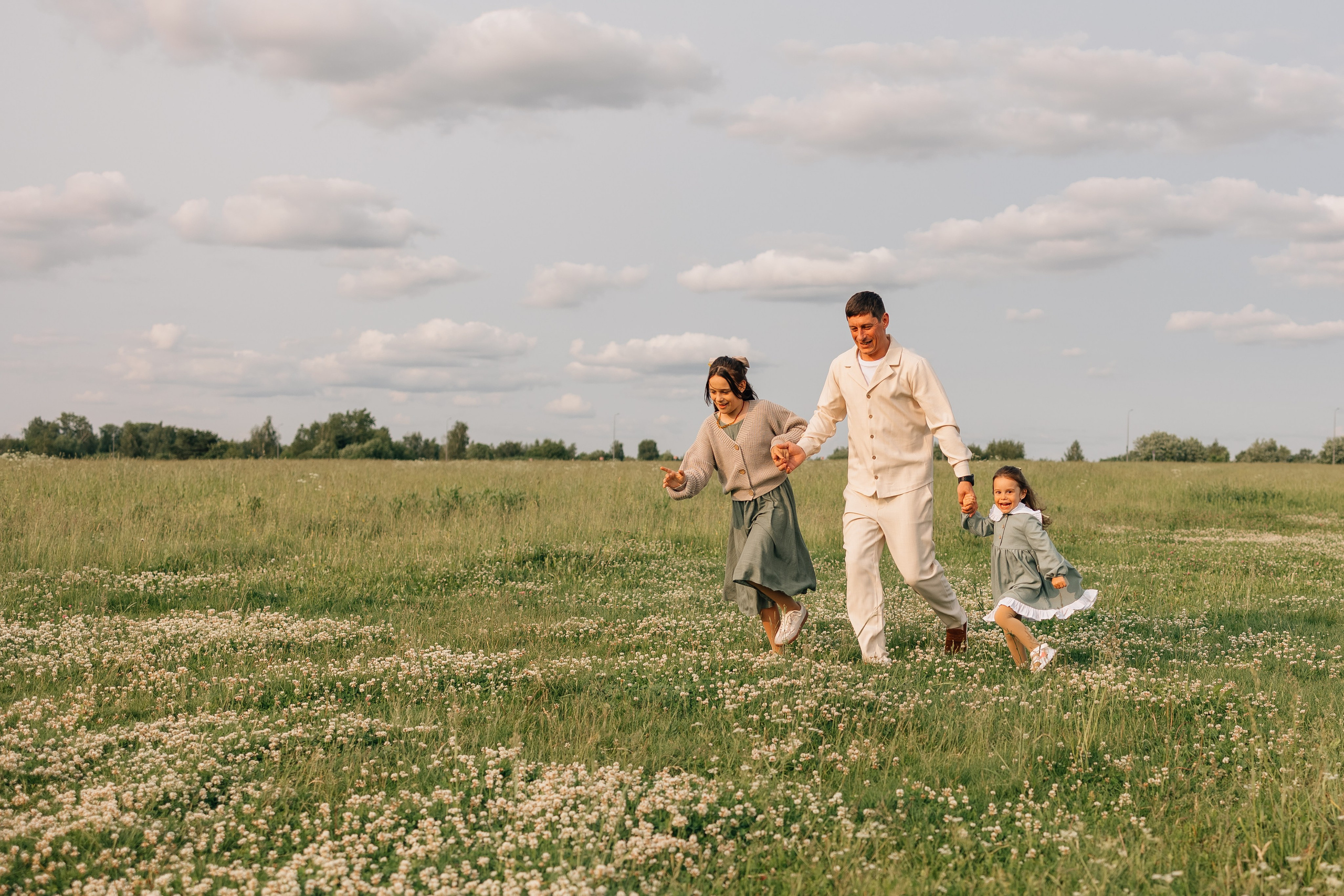 Анна, Марчелло, Настенька и Влада в поле. Фотограф Москва Светлана Кирюшина