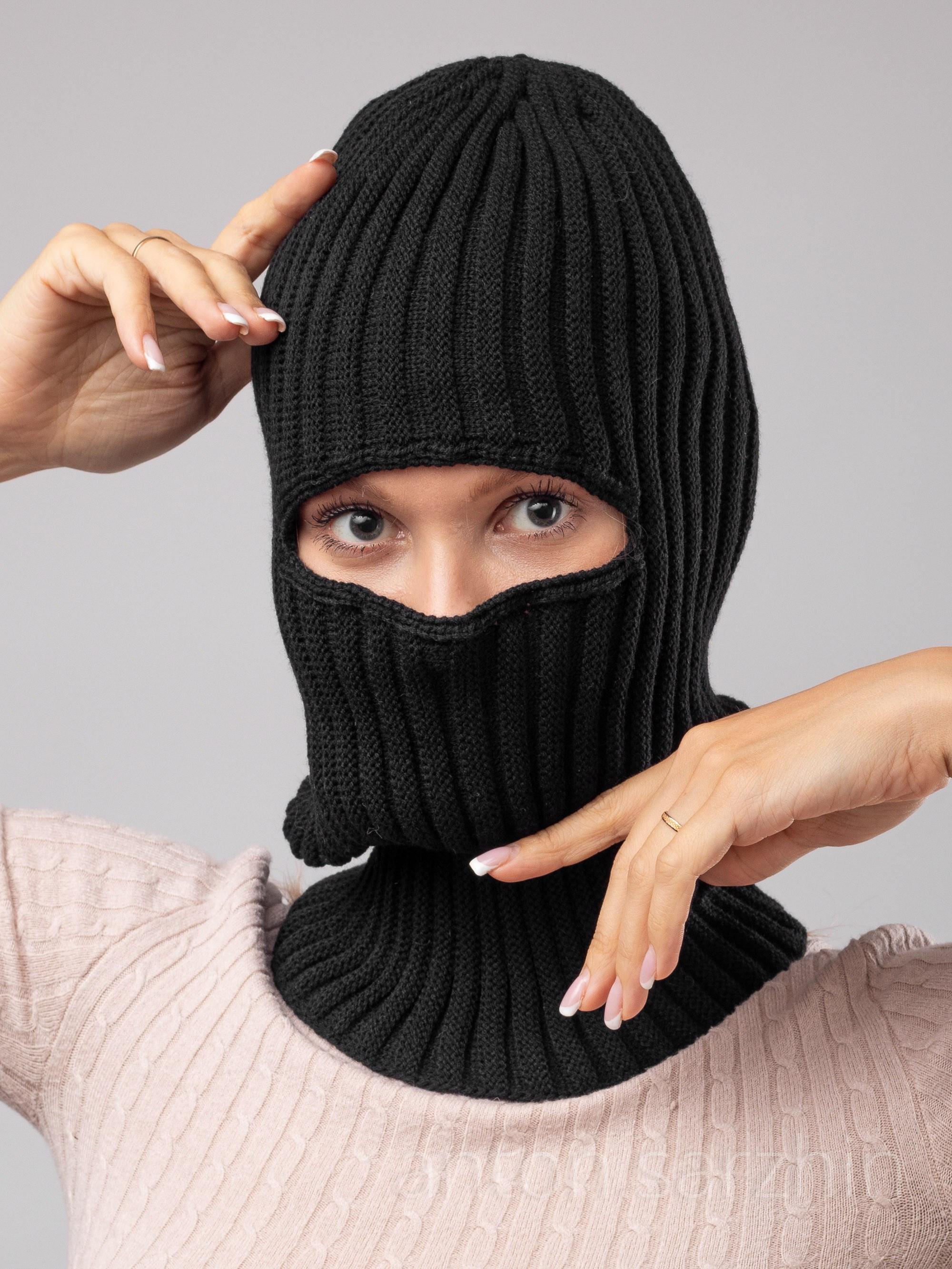 Балаклава черная на девушке