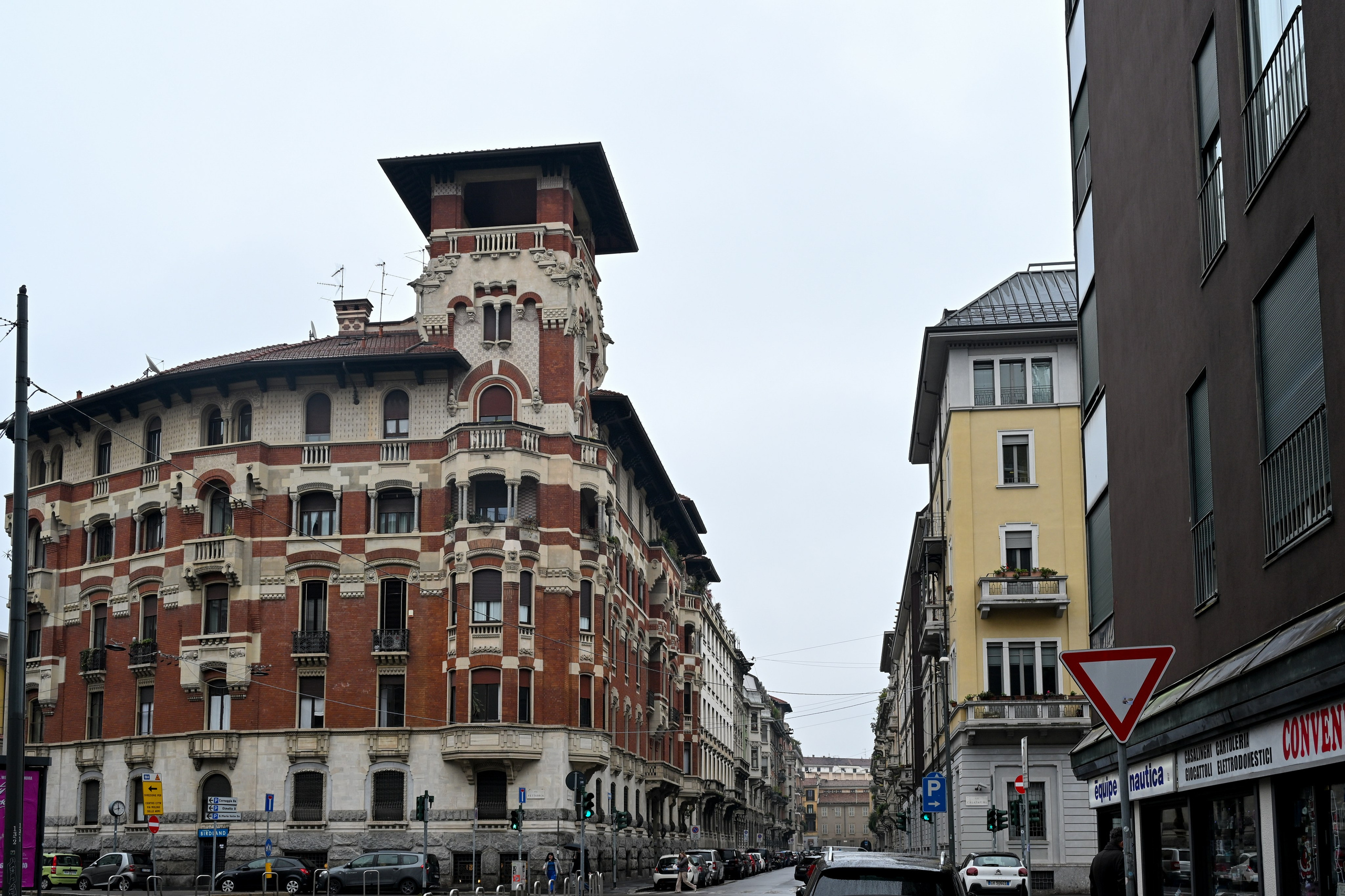 Milano: Navigli, City, Trams. Фотограф Минск