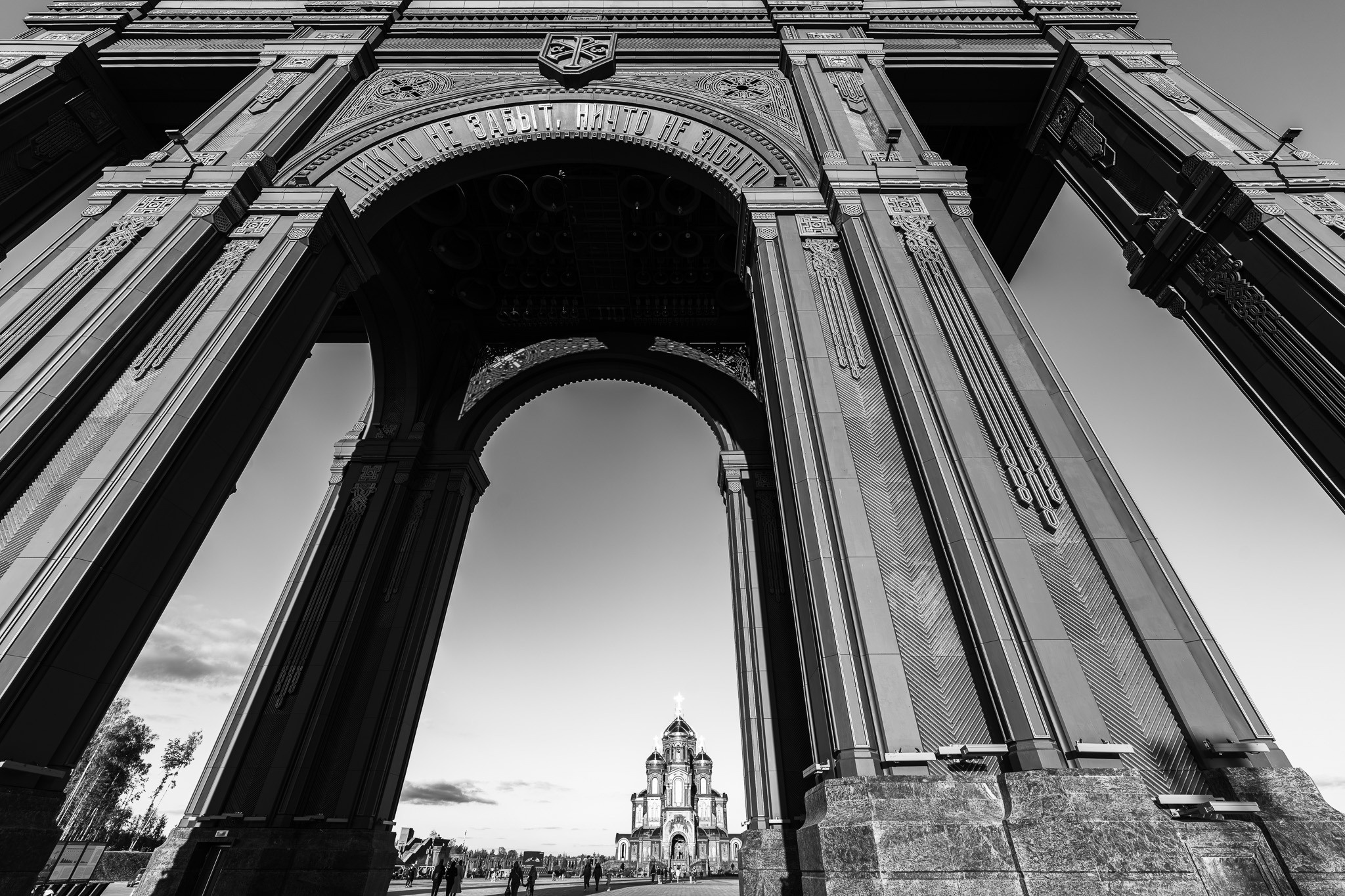 Триумфальная арка при входе в храмовый комплекс парка Патриот