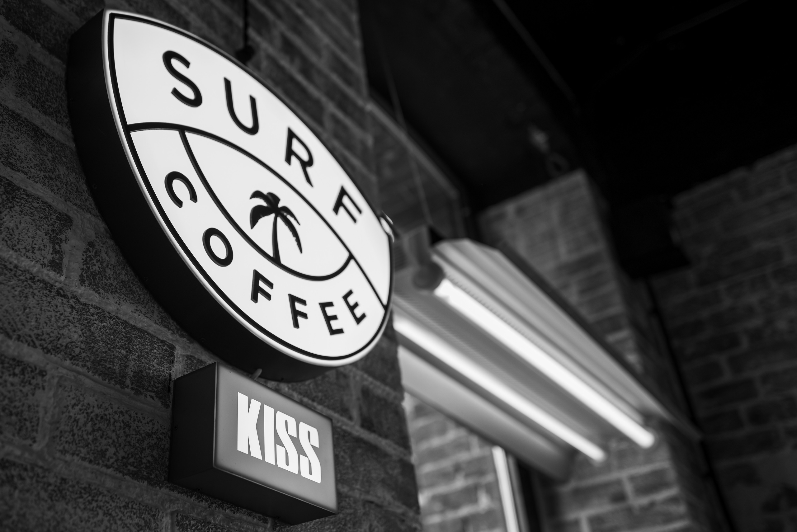 Светящиеся вывески Surf Coffee и KISS