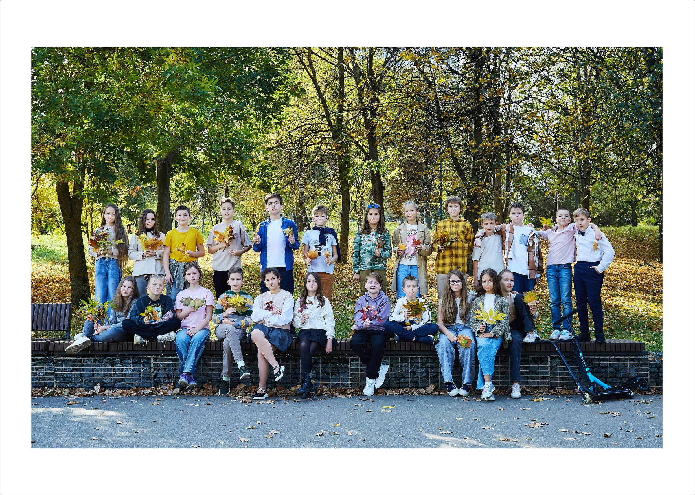 Выпускной альбом для 4 класса с осенней съемкой на улице. Школьный фотограф Сергей Беликов