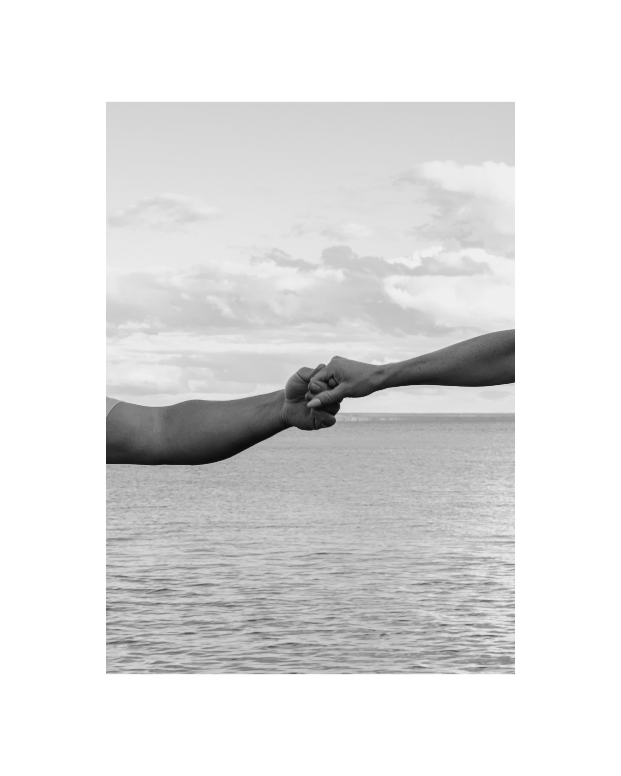 парень с девушкой держатся за руки