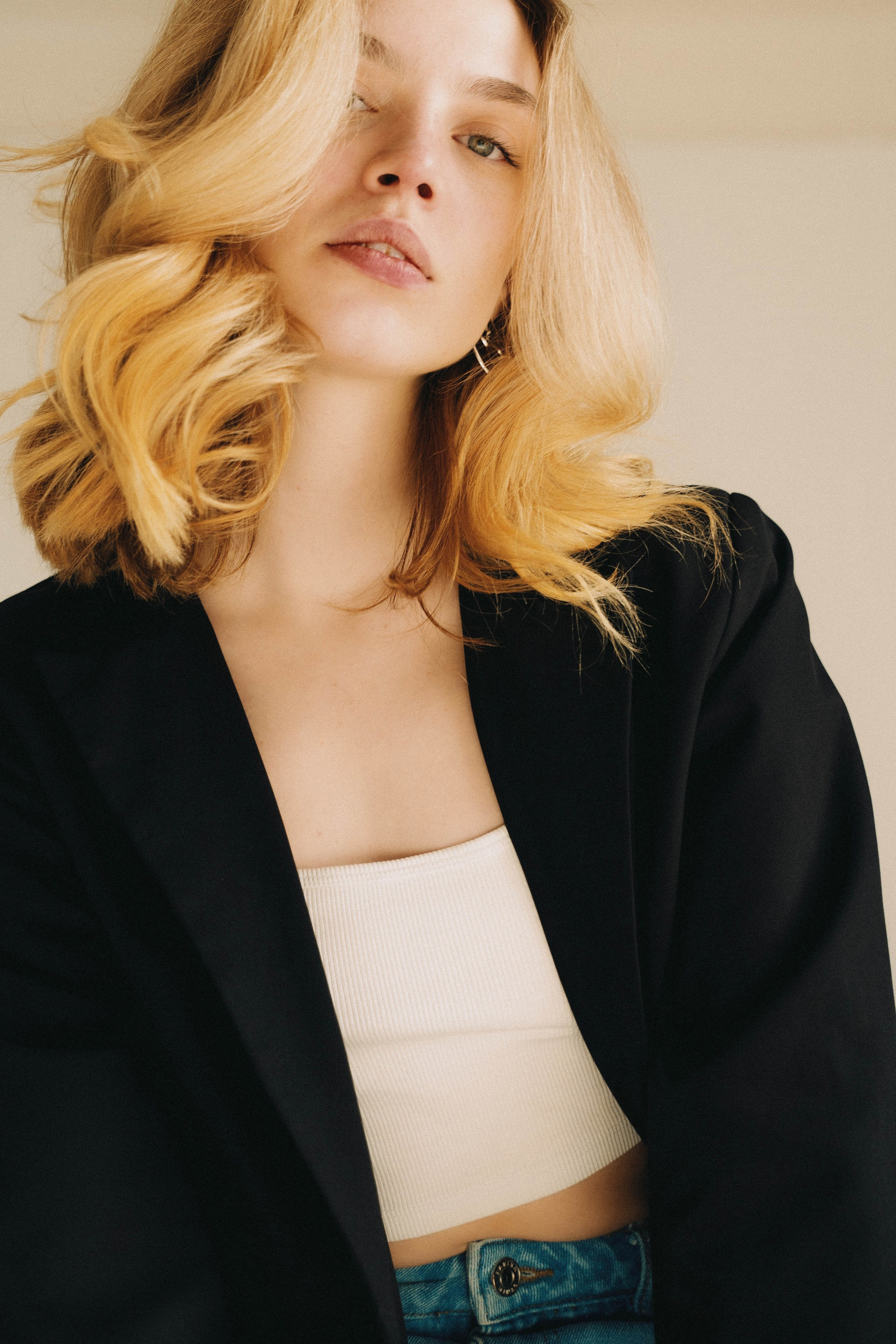 Женский портрет в студии — естественный и искусственный свет. Фотограф в Хабаровске Дмитрий Лемешков