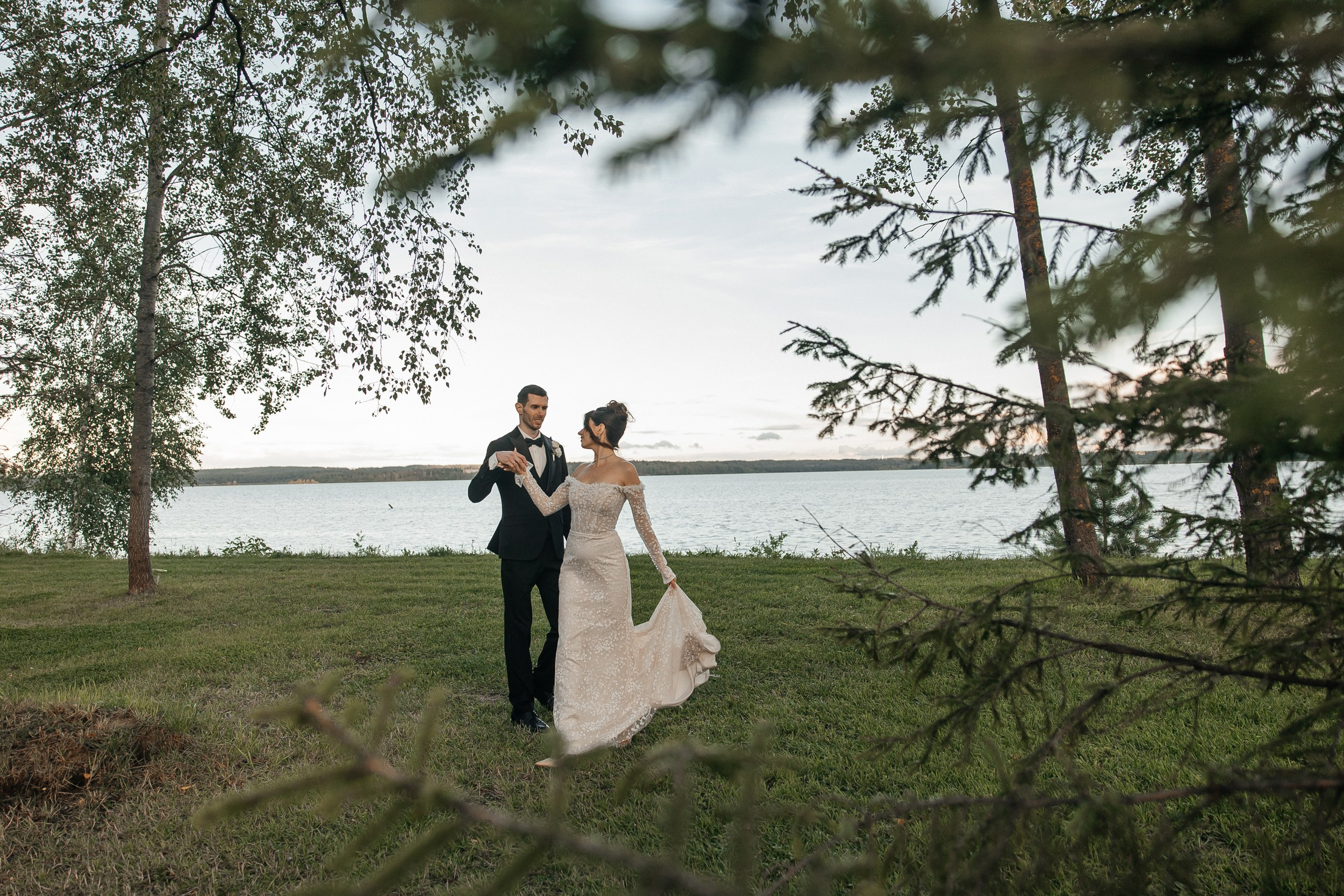 Свадебная фотосессия на берегу озера Сенеж на площадке THE SUN LAKE VERANDA EVENT Солнечногорск