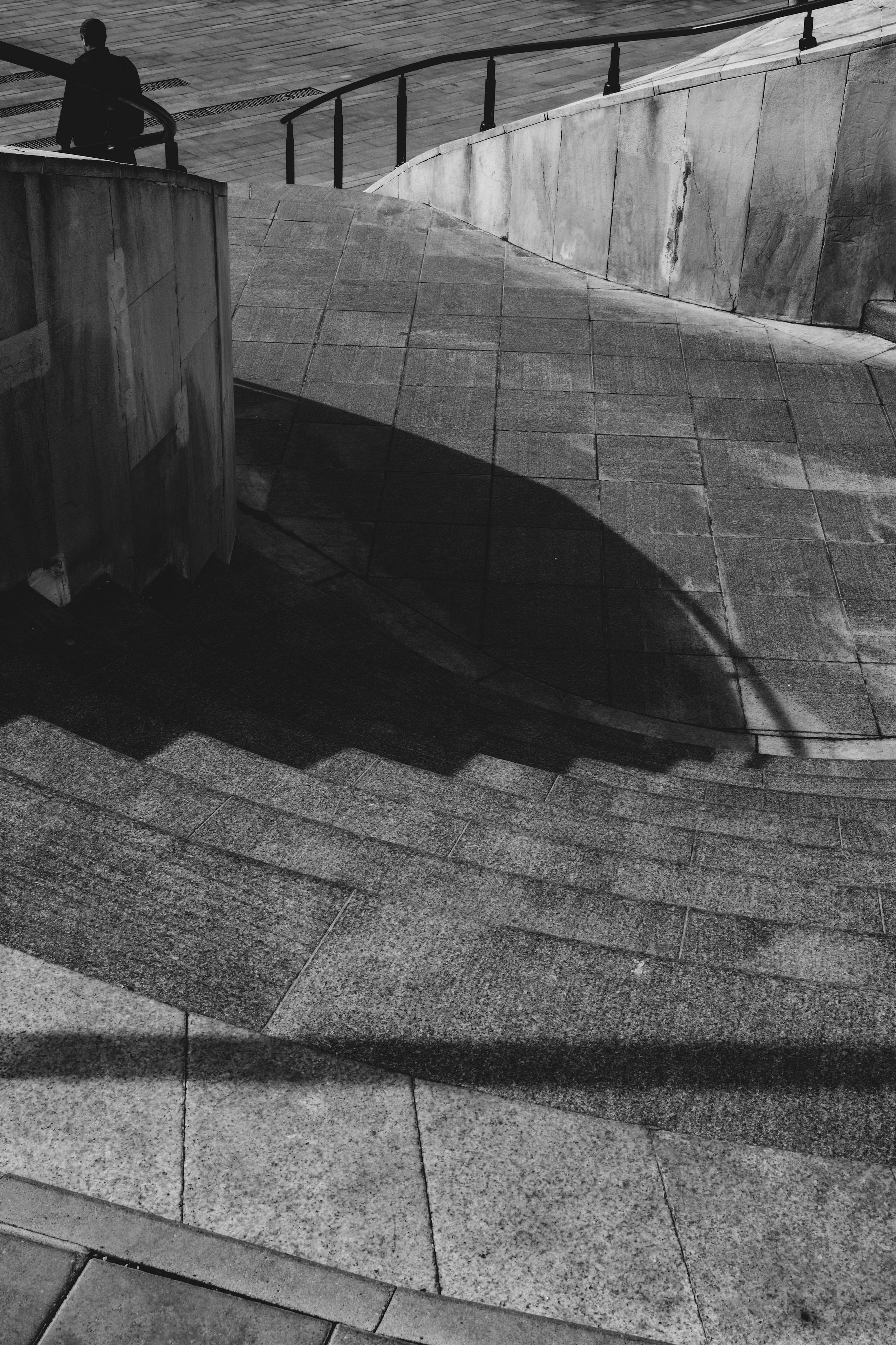 Силуэт человека, спустившегося с лестницы в парке Ивановская горка в Москве