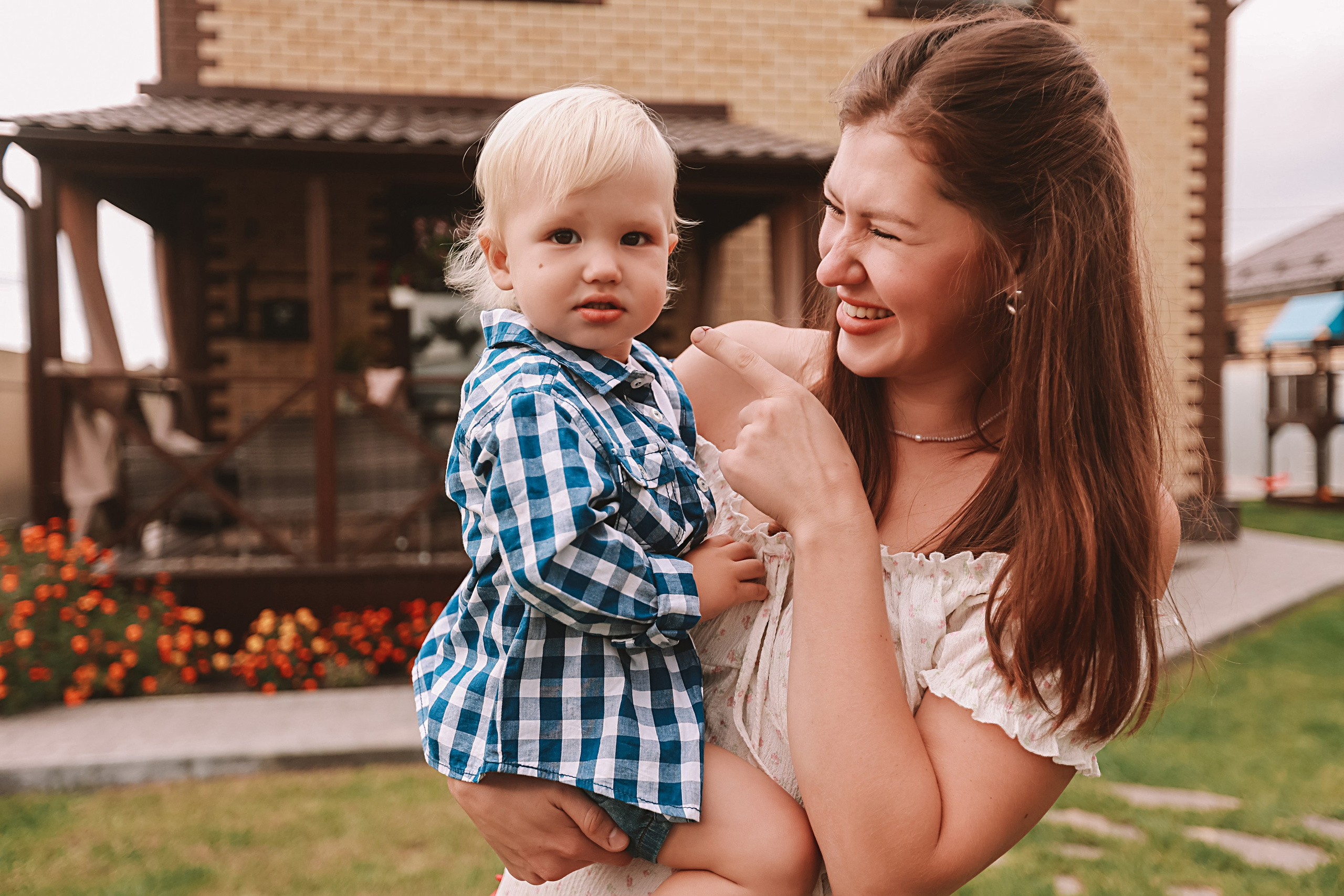 У дома. Семейный фотограф Тюмень, фотограф на роды Салмина Мария