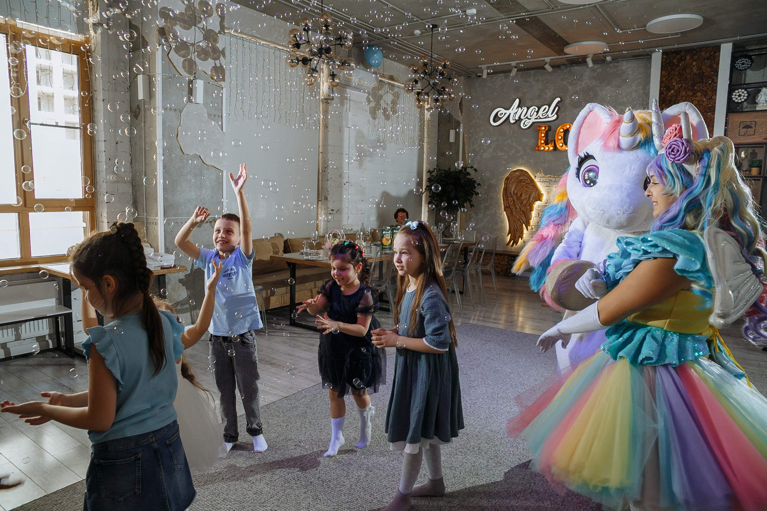 Насте 5 лет, дети играют в Ангел лофт. Событийный фотограф Максим Бескоровайновнов