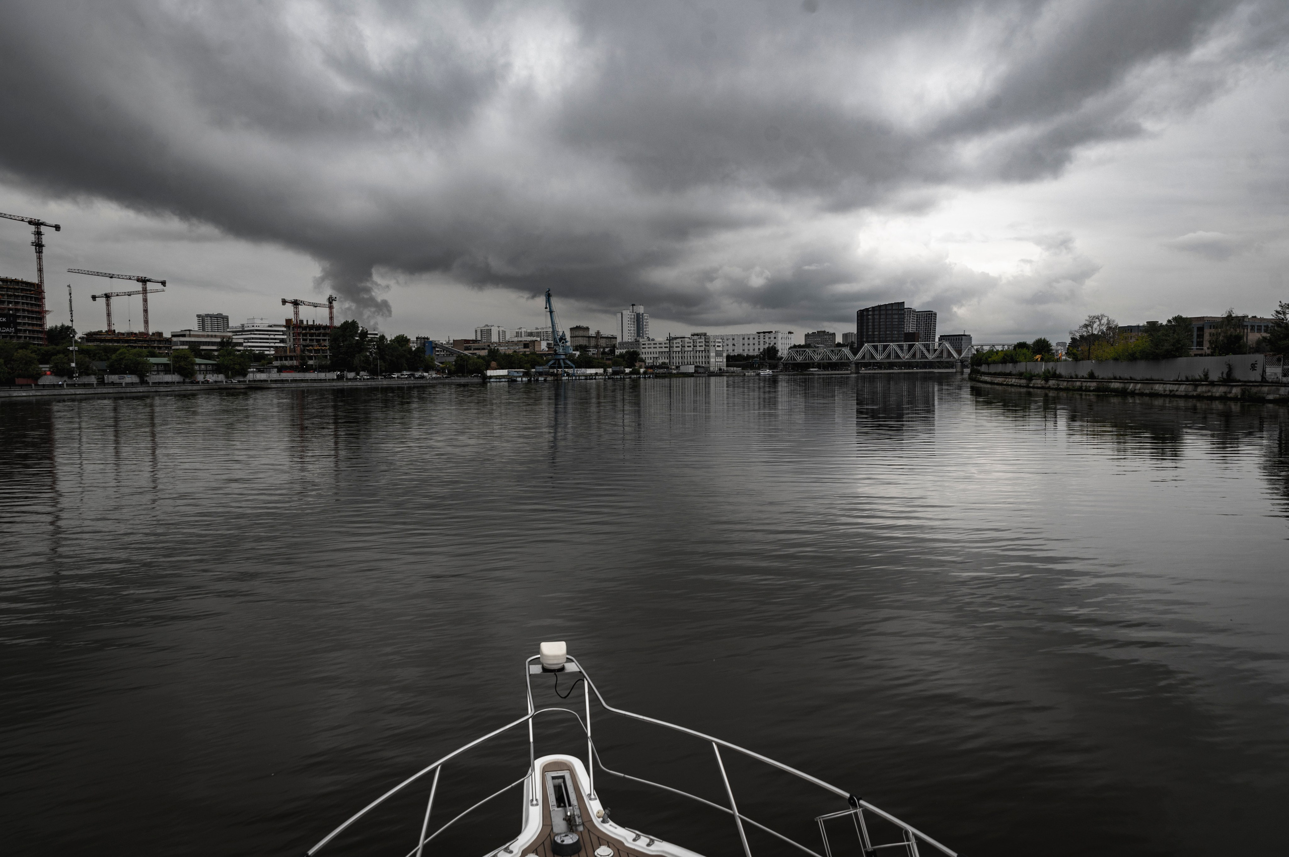 Москва-река. Лето. Яхта. Фотограф Роман Адлер