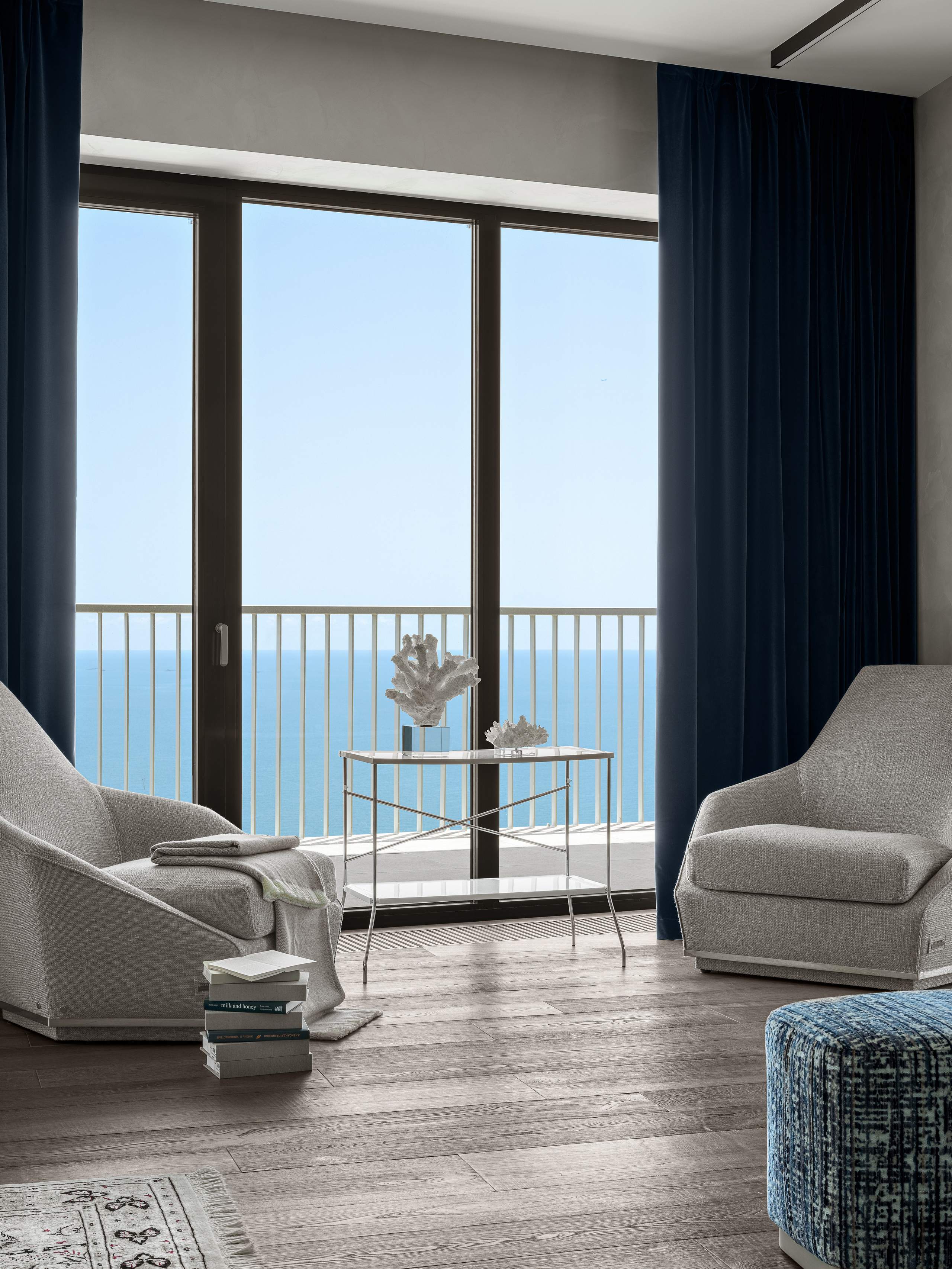 Квартира в Сочи (дизайнеры Ренат Байчуков и Алеся Кириенко, стилист Екатерина Ракитина, интерьерный фотограф Сергей Денисенко)