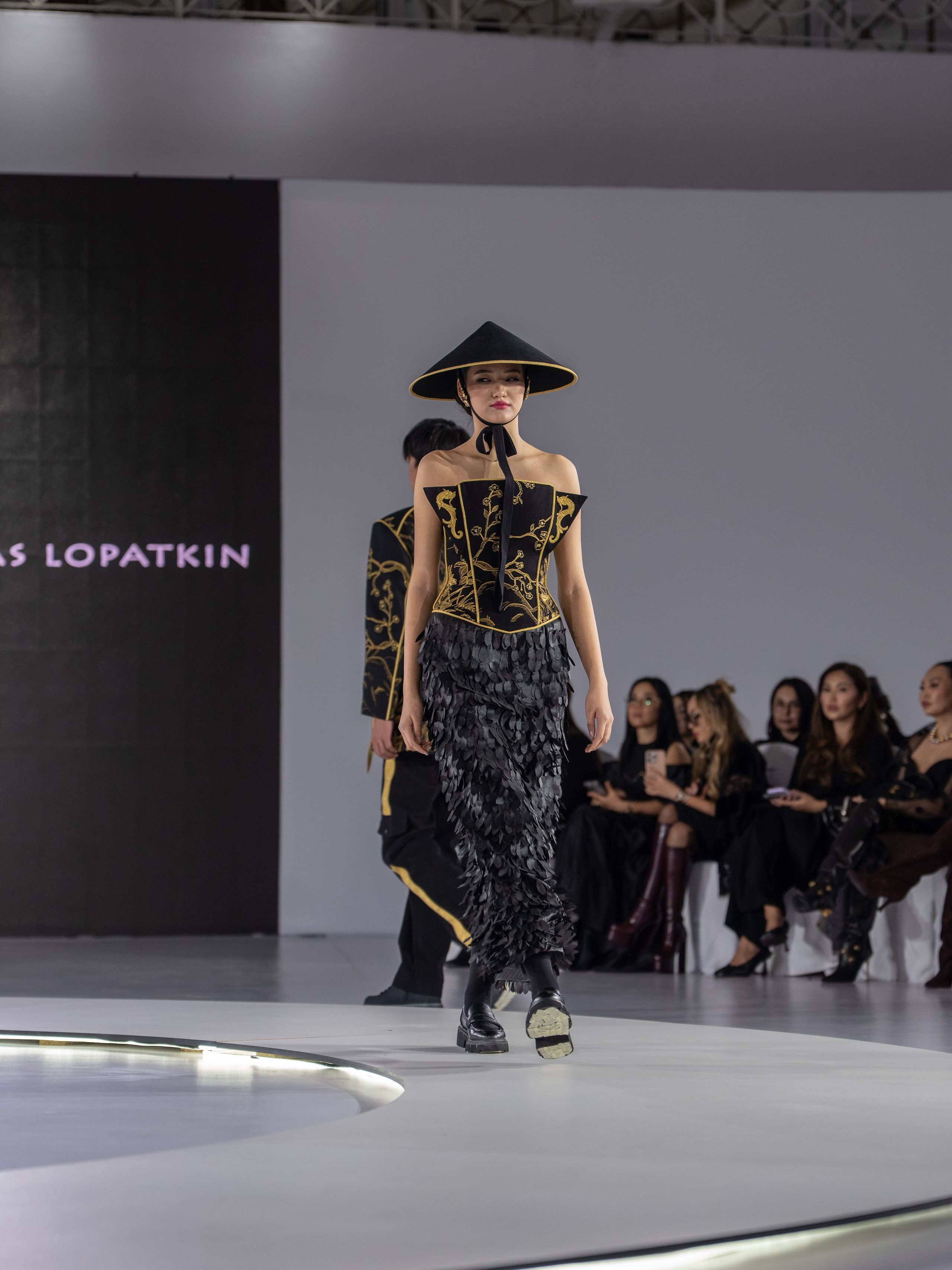 Дизайнер Stas Lopatkin. Сайт Алматинского НЮ АРТ, будуар и фэшн фотографа Дениса Карпенко