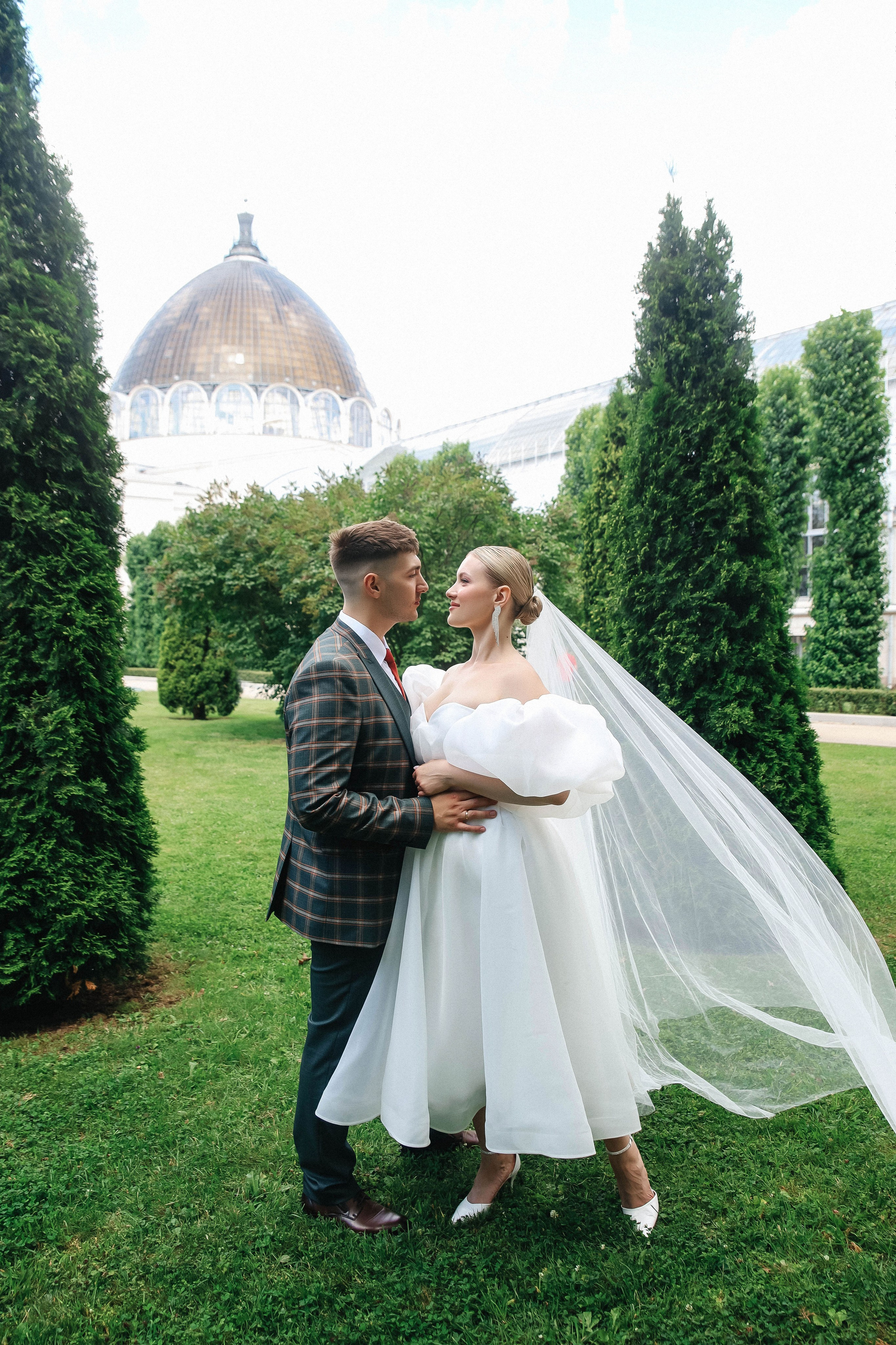 Свадебная фотопрогулка на ВДНХ. Свадебный и семейный фотограф в Москве