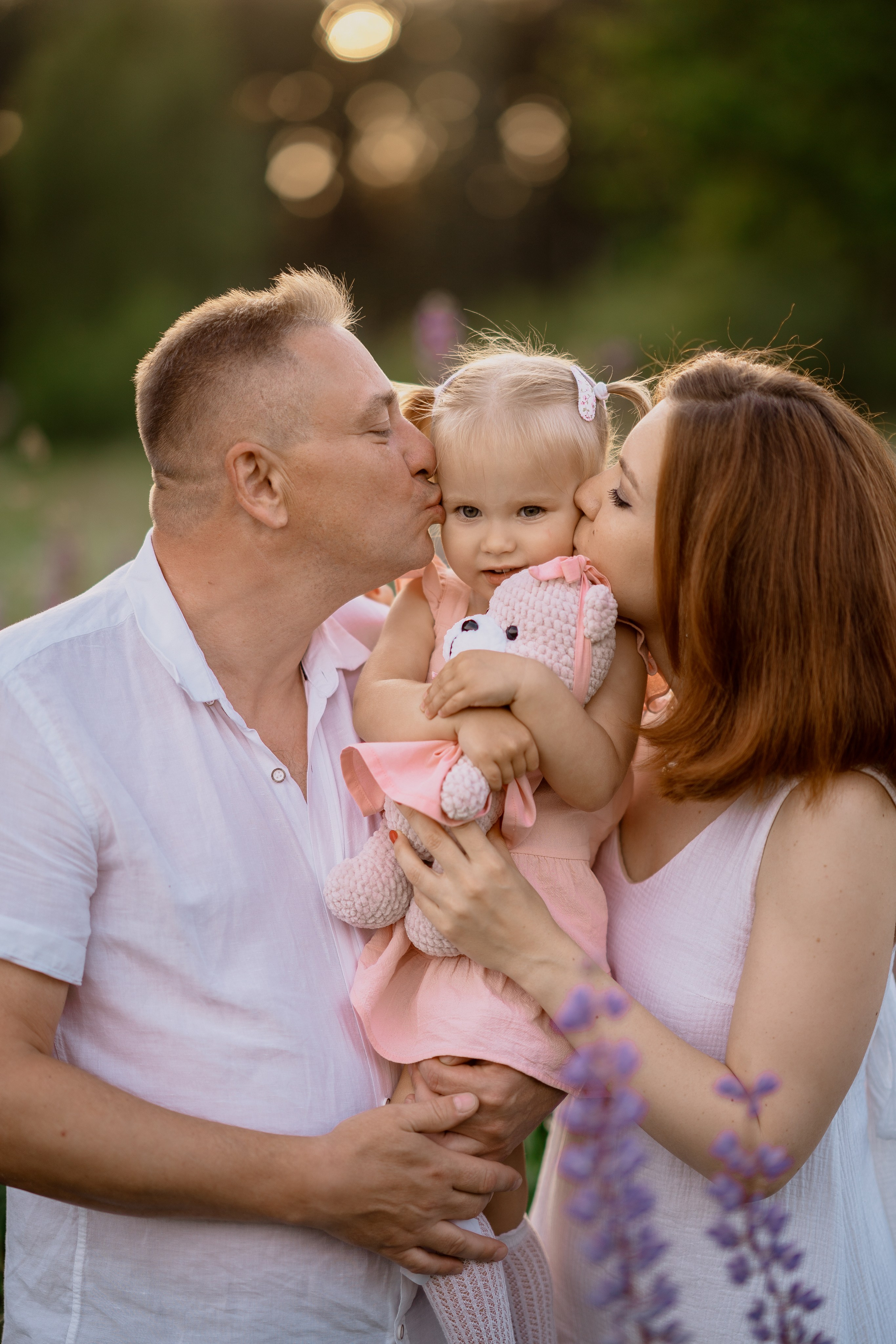 Фотосессия в люпинах. Анюта с мамой и папой. Семейный и детский фотограф в Сергиев Посаде, Хотьково Якимчук Любовь